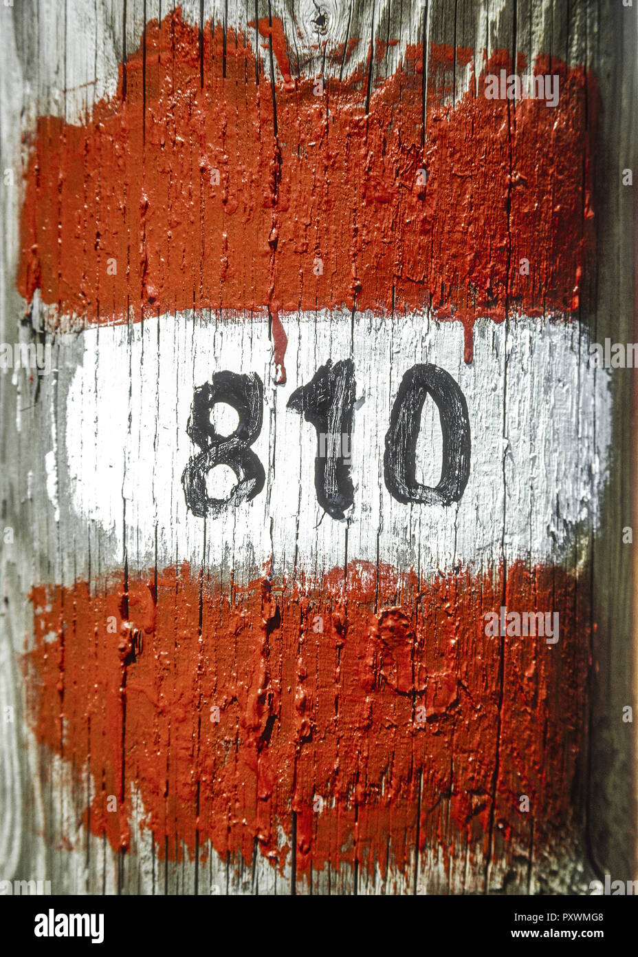 Farbmarkierung rot-weiss-rot an Holzpfosten, Zahl 810 Stock Photo