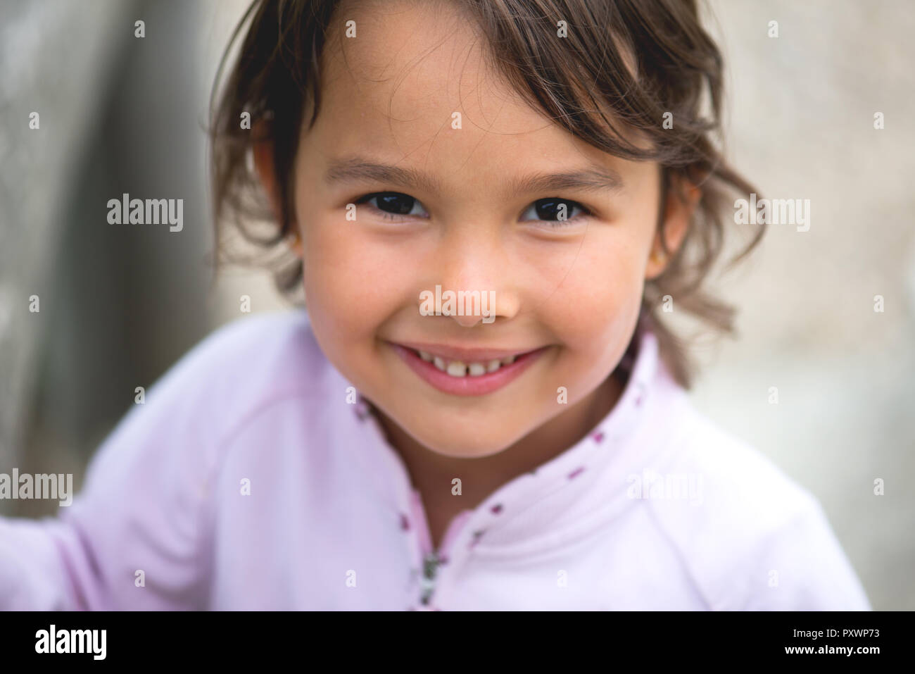 Little girl smilling at camera Stock Photo - Alamy