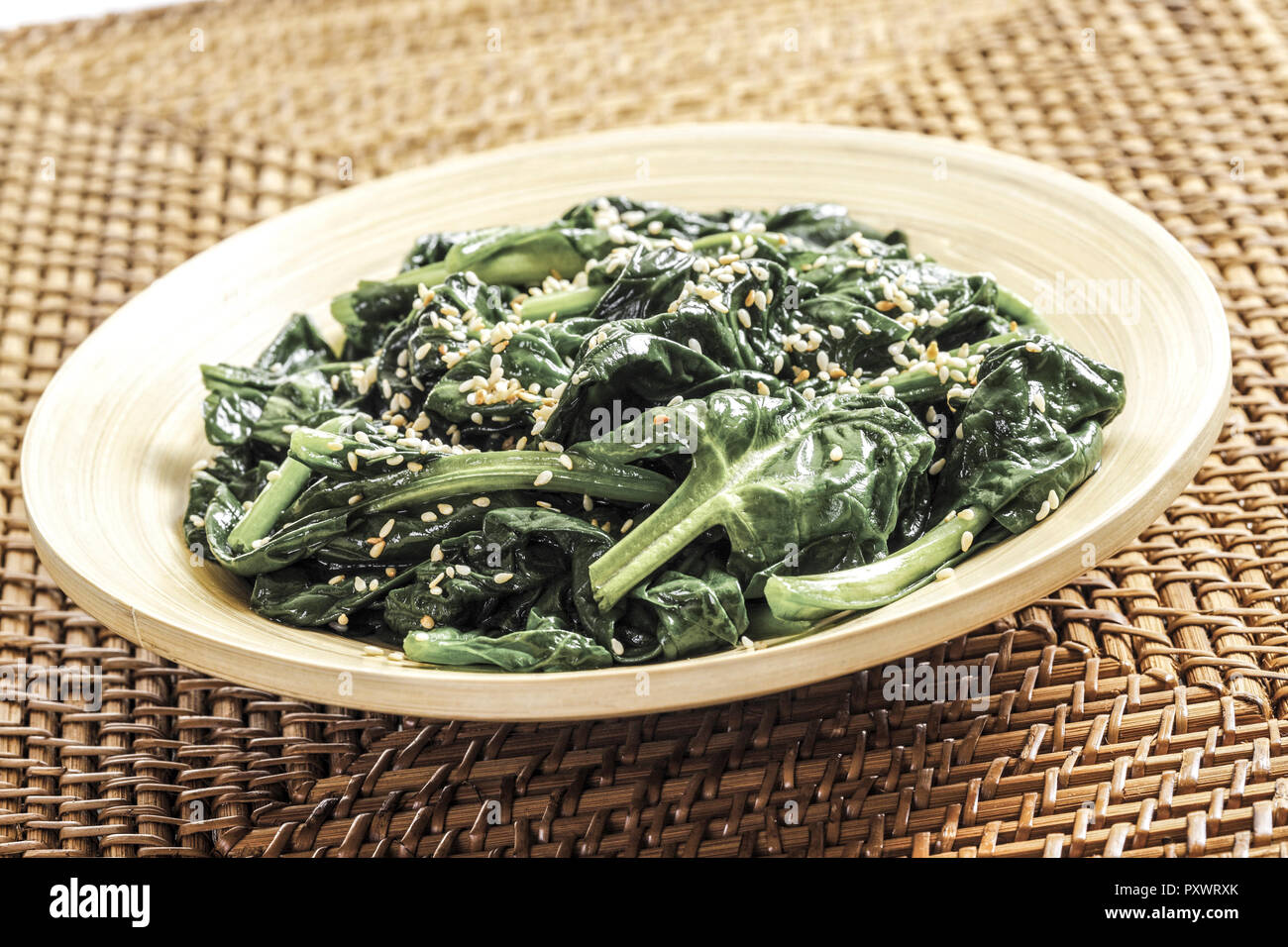 Spinat mit Sesam in Schuessel Stock Photo - Alamy