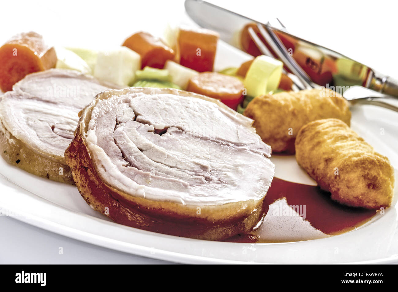 Spanferkel Braten Mit Beilagen Auf Teller Stock Photo Alamy
