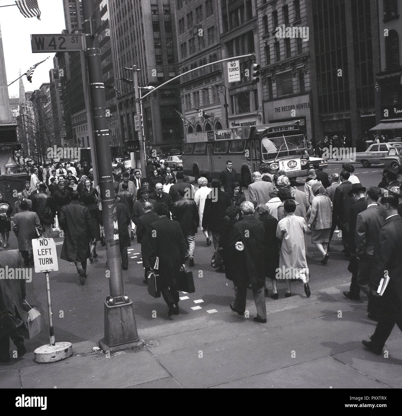 New york city street 1950s hi-res stock photography and images - Alamy