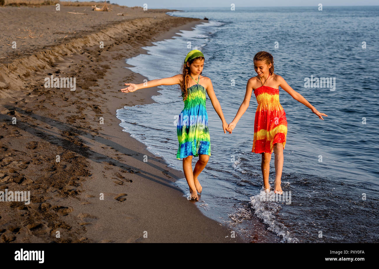 Girls walking together hi-res stock photography and images - Alamy