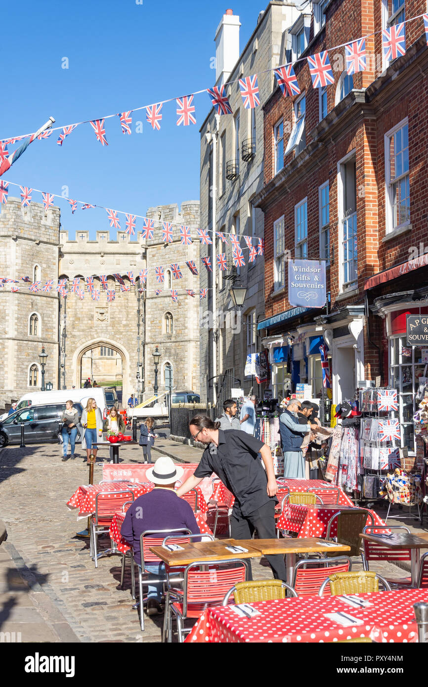 Outdoor restaurant, Church Street, Castle Hill, Windsor, Berkshire, England, United Kingdom Stock Photo