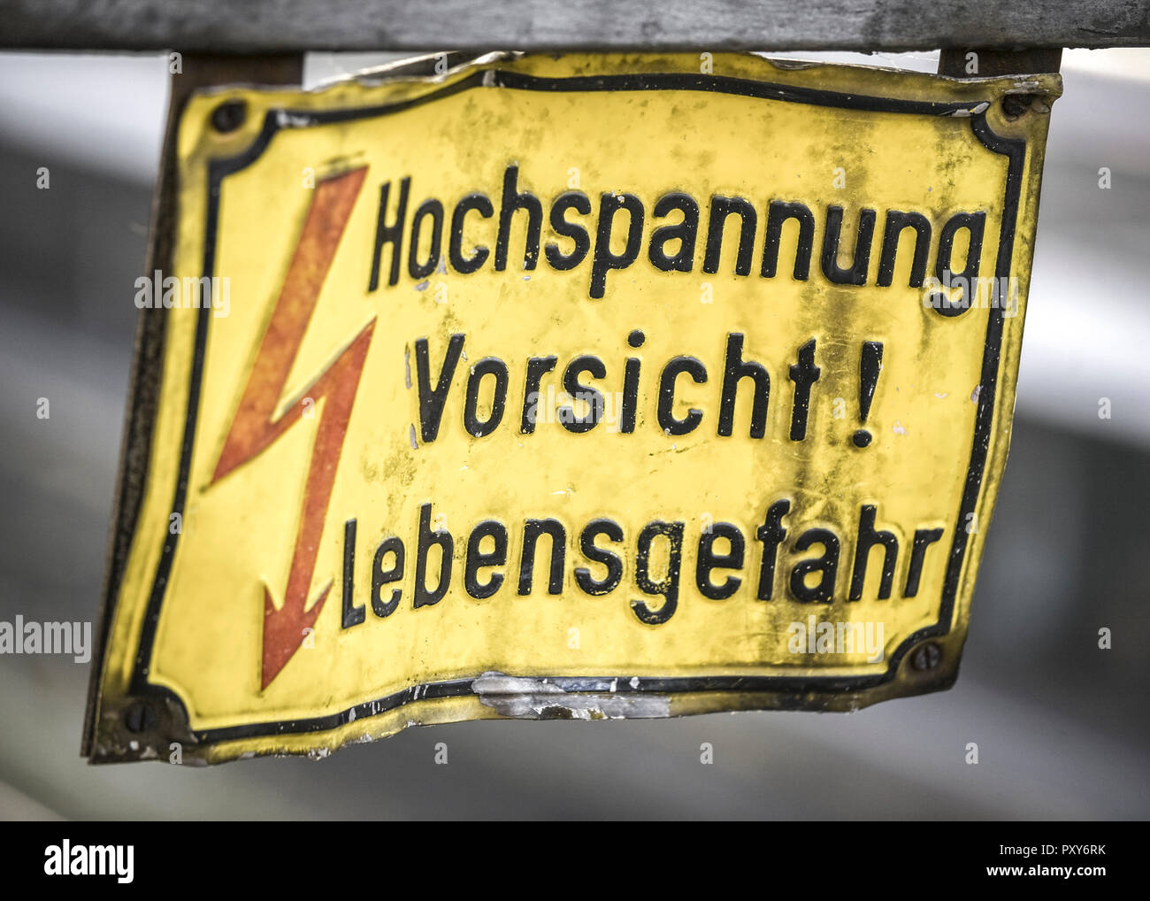 Gelbes Warnschild Hochspannung Vorsicht Lebensgefahr, verbeult Stock Photo