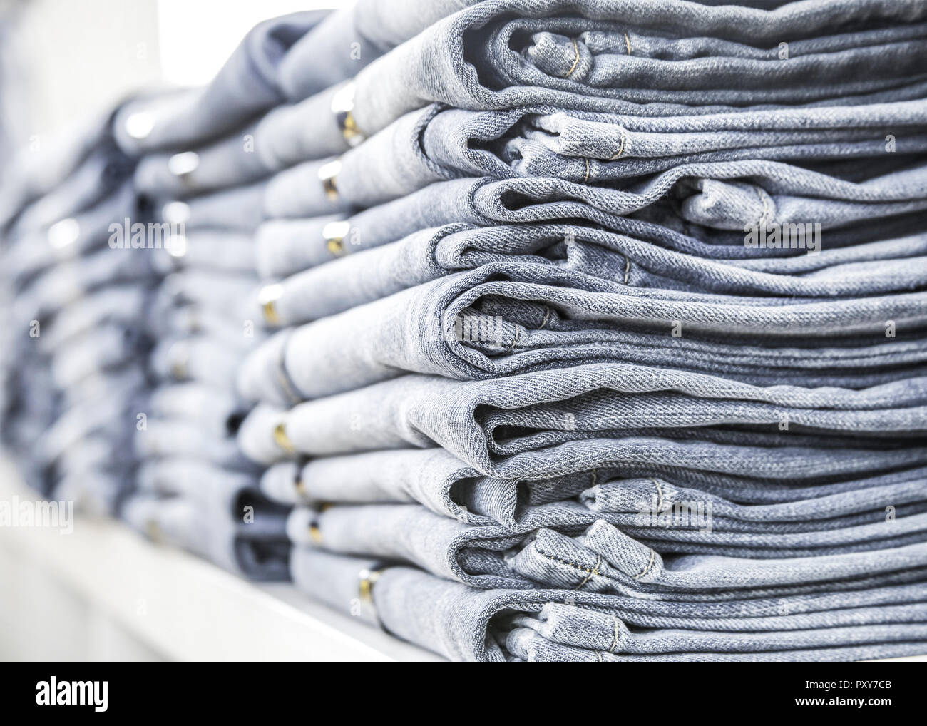 Gestapelte Jeans in Boutique Stock Photo