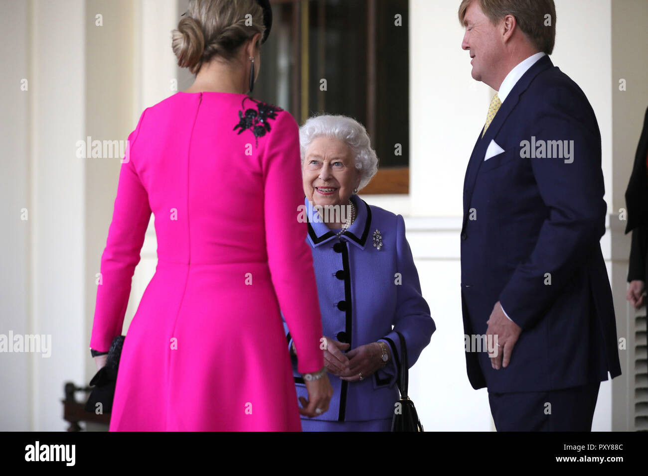 king-willem-alexander-and-queen-maxima-of-the-netherlands-attend-a-formal-farewell-with-queen-elizabeth-ii-at-buckingham-palace-london-as-they-reach-the-end-of-their-state-visit-to-the-uk-PXY88C.jpg