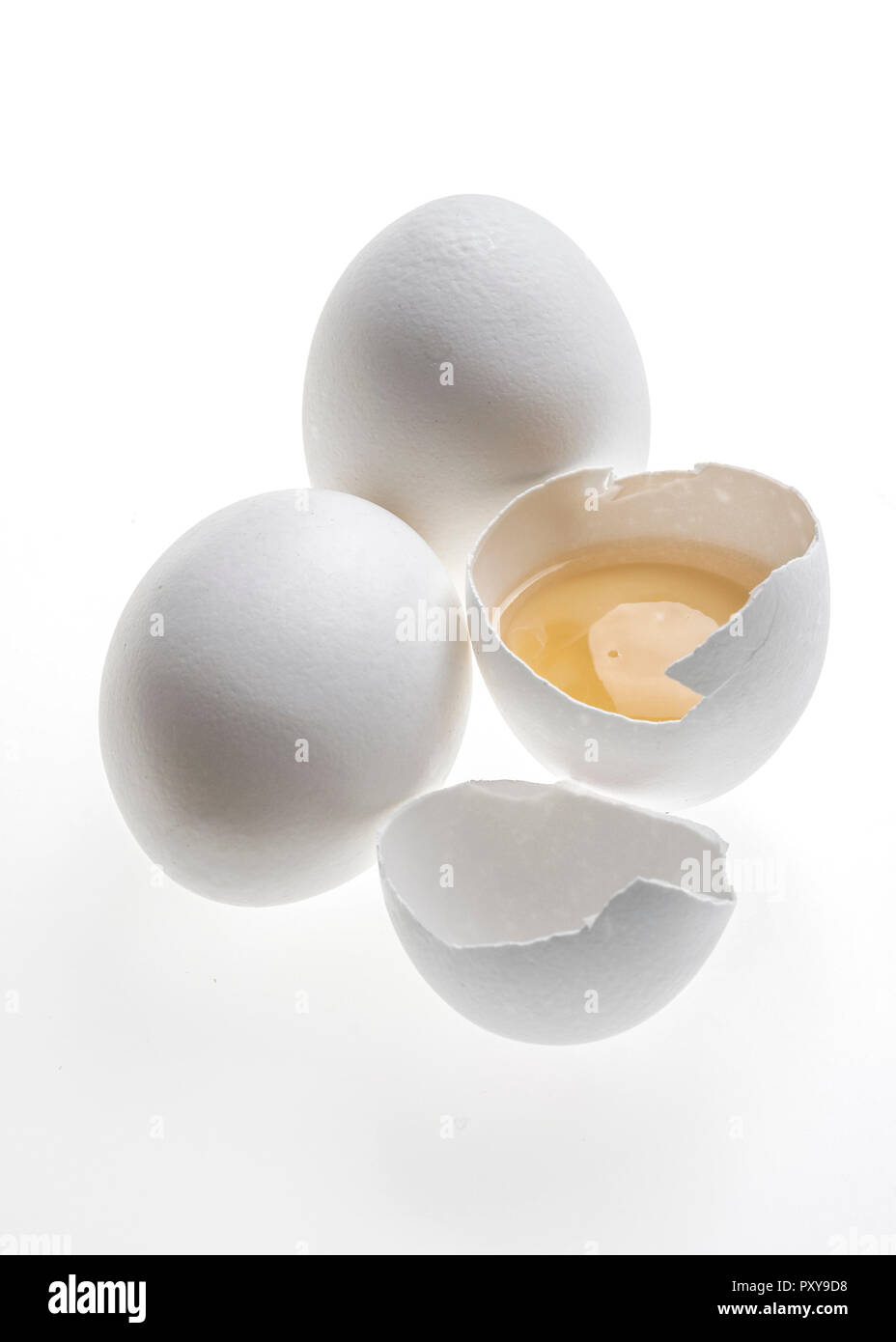 Drei Eier, eines davon aufgeschlagen Stock Photo