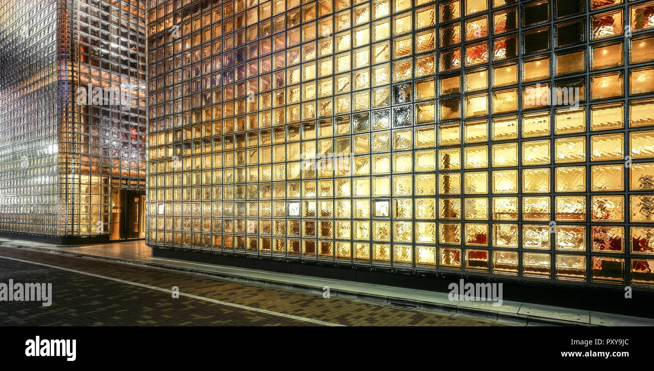 Beleuchtete Glasfront von Gebaeuden, Glasbausteine Stock Photo