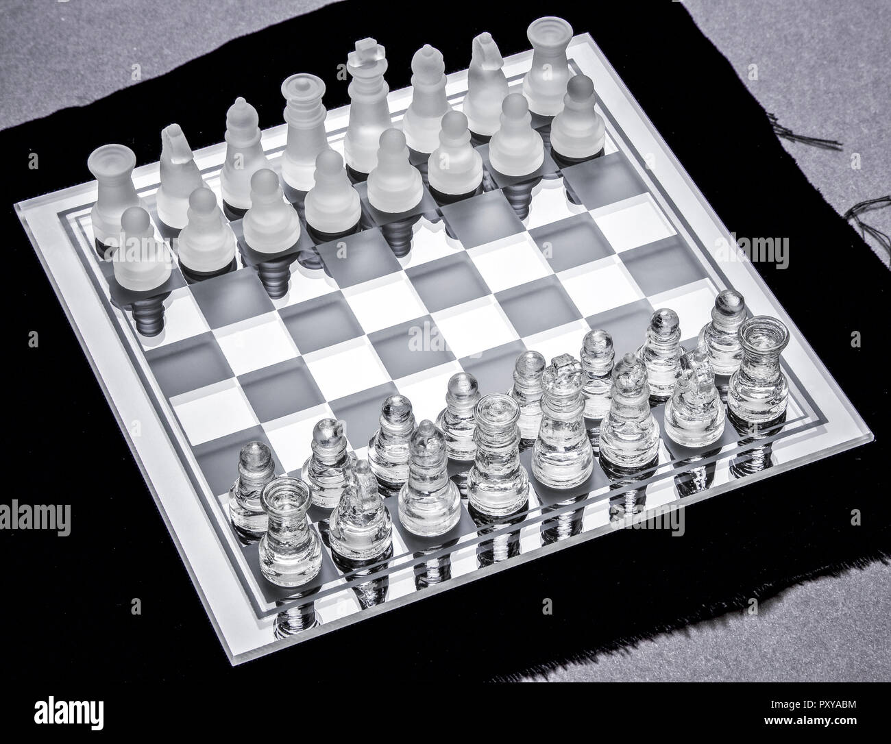 Schach, Brett und Figuren aus Glas Stock Photo - Alamy