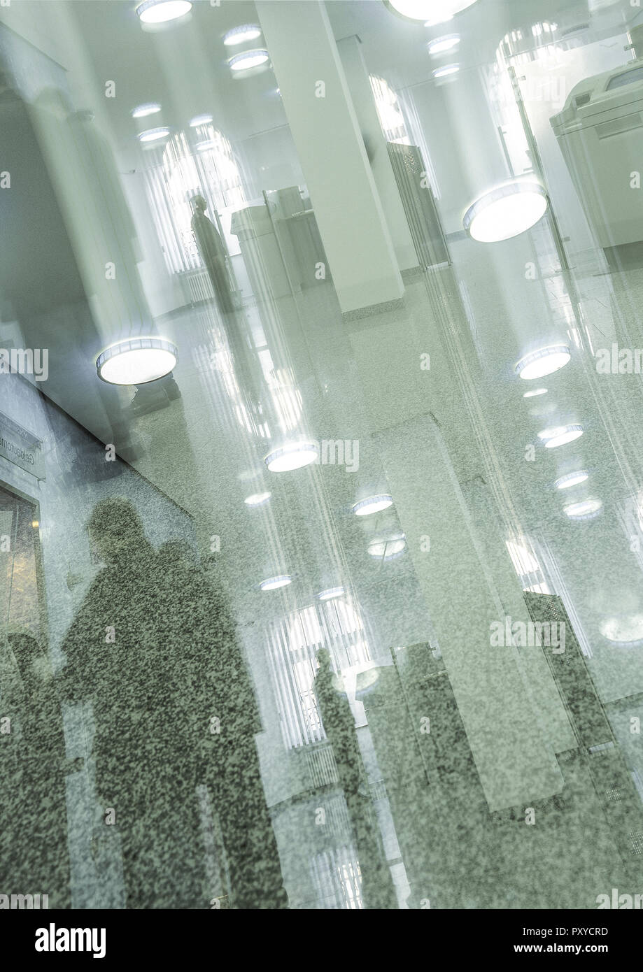 Beleuchtungskoerper eines Foyers, gruenes Licht Stock Photo