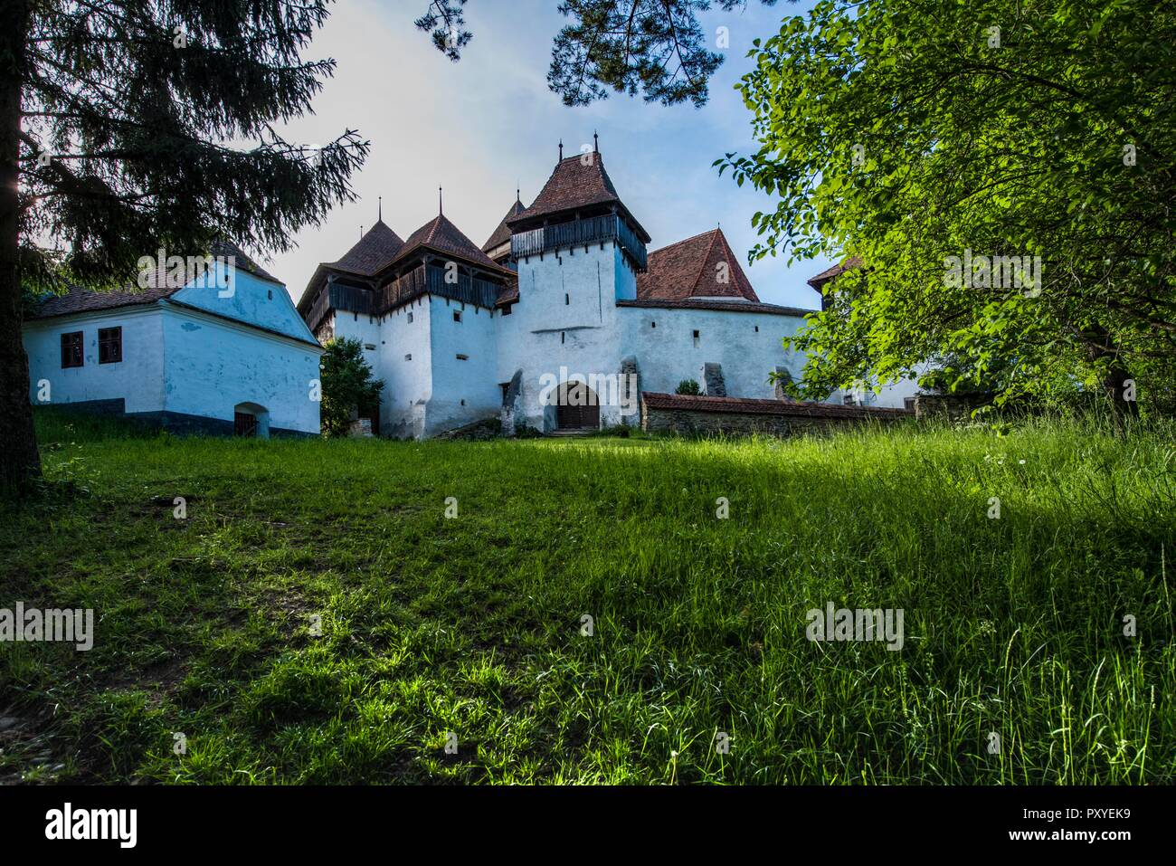 ROMANIA, VISKRI.  Like many churches in Transsilvania the one of Viscri was strongly fortified against invadors.  It is a UNESCO World Hertiage site s Stock Photo