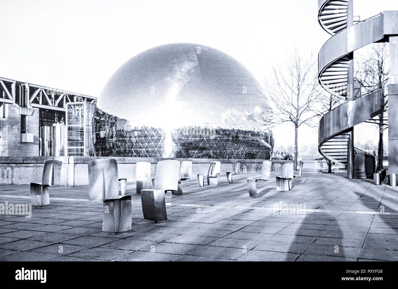 Kunstobjekte vor moderner Architektur, grosse Stahlkugel, Wendeltreppe Stock Photo