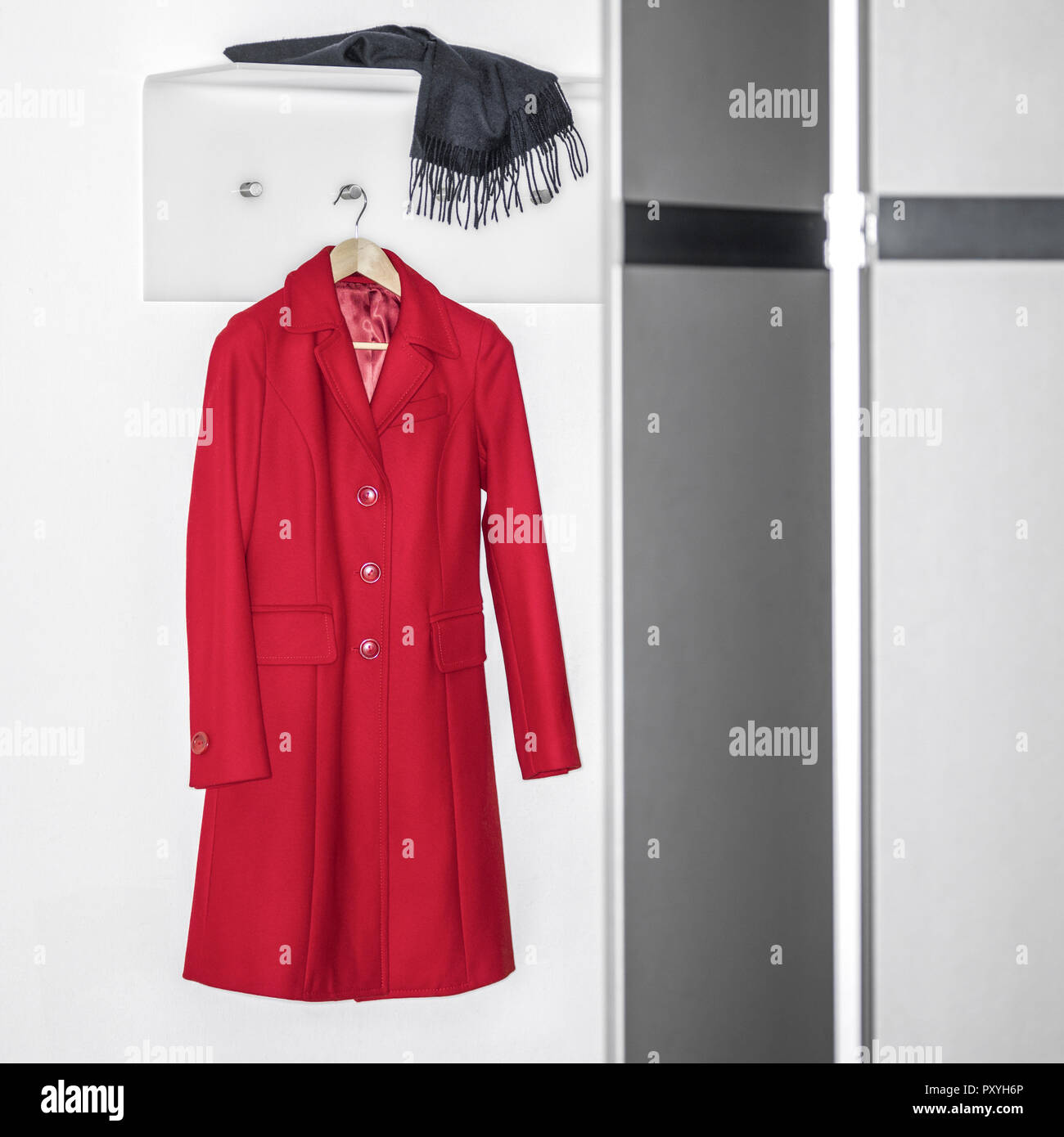 Roter Mantel haengt an Garderobe Stock Photo - Alamy