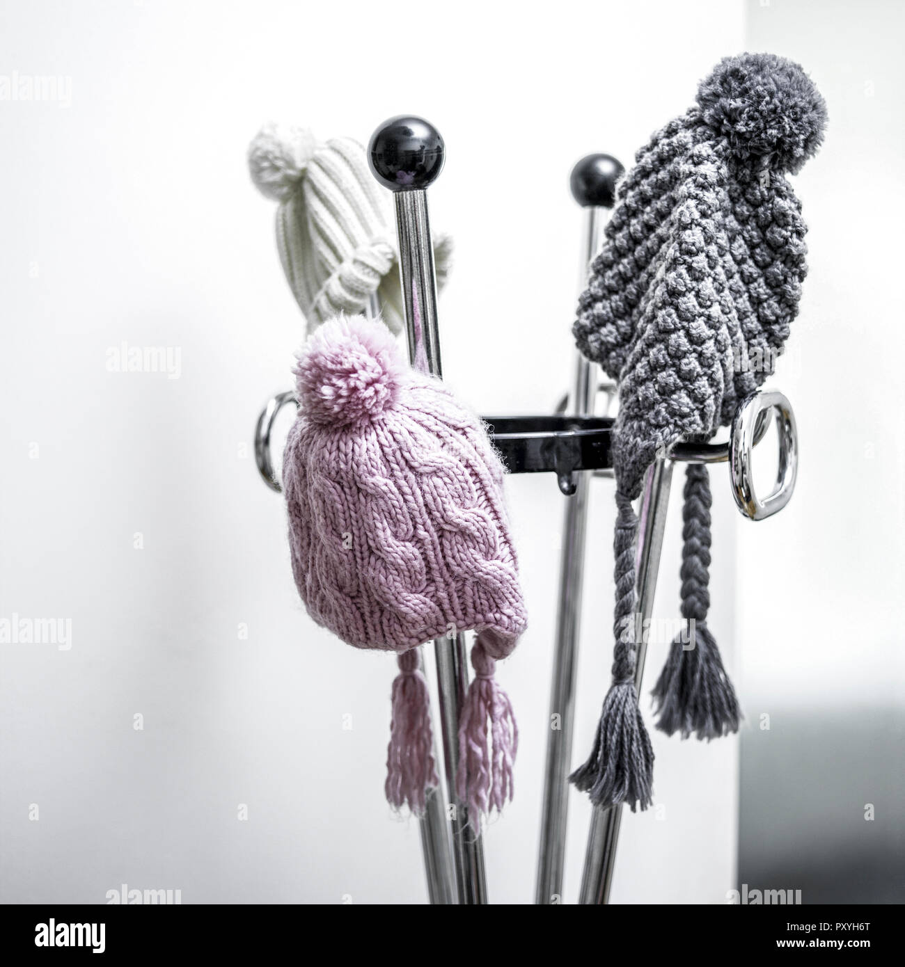Strickmuetzen haengen an Garderobenstaender Stock Photo