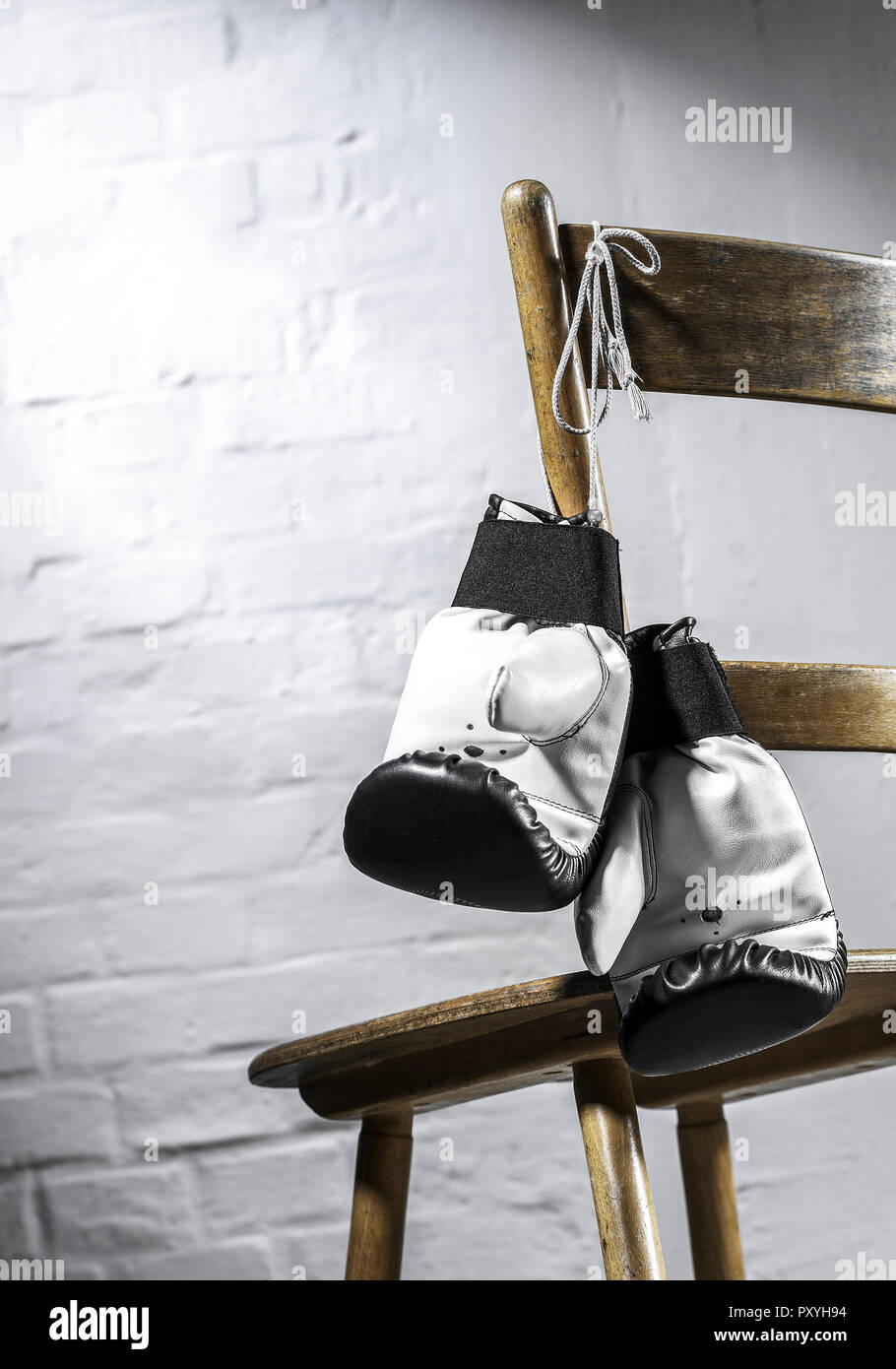 Boxhandschuhe haengen an Stuhl Stock Photo