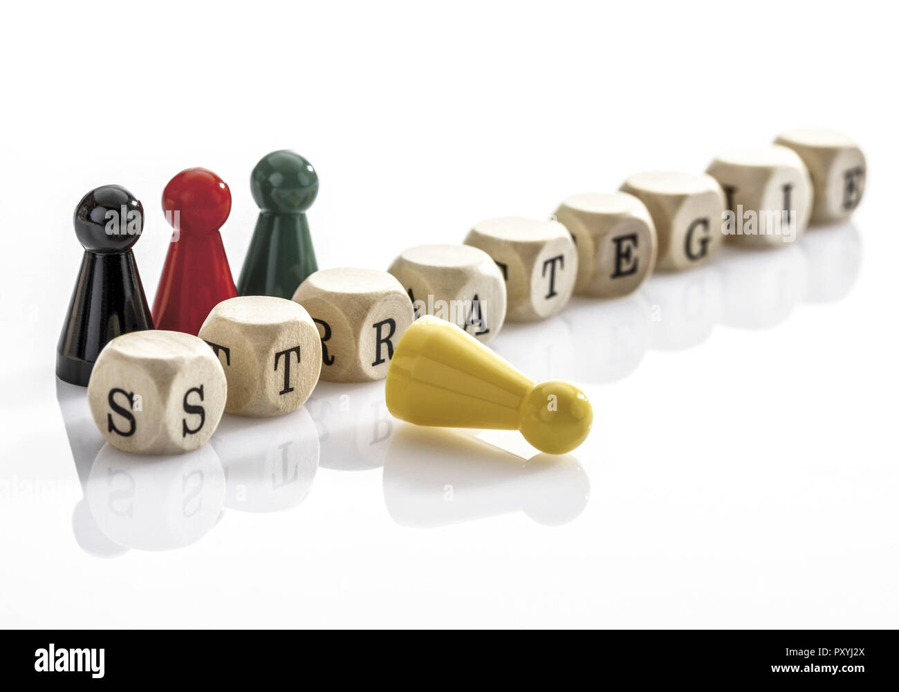 Wort Strategie aus Scrabble-Wuerfeln gebildet, Halmafiguren Stock Photo
