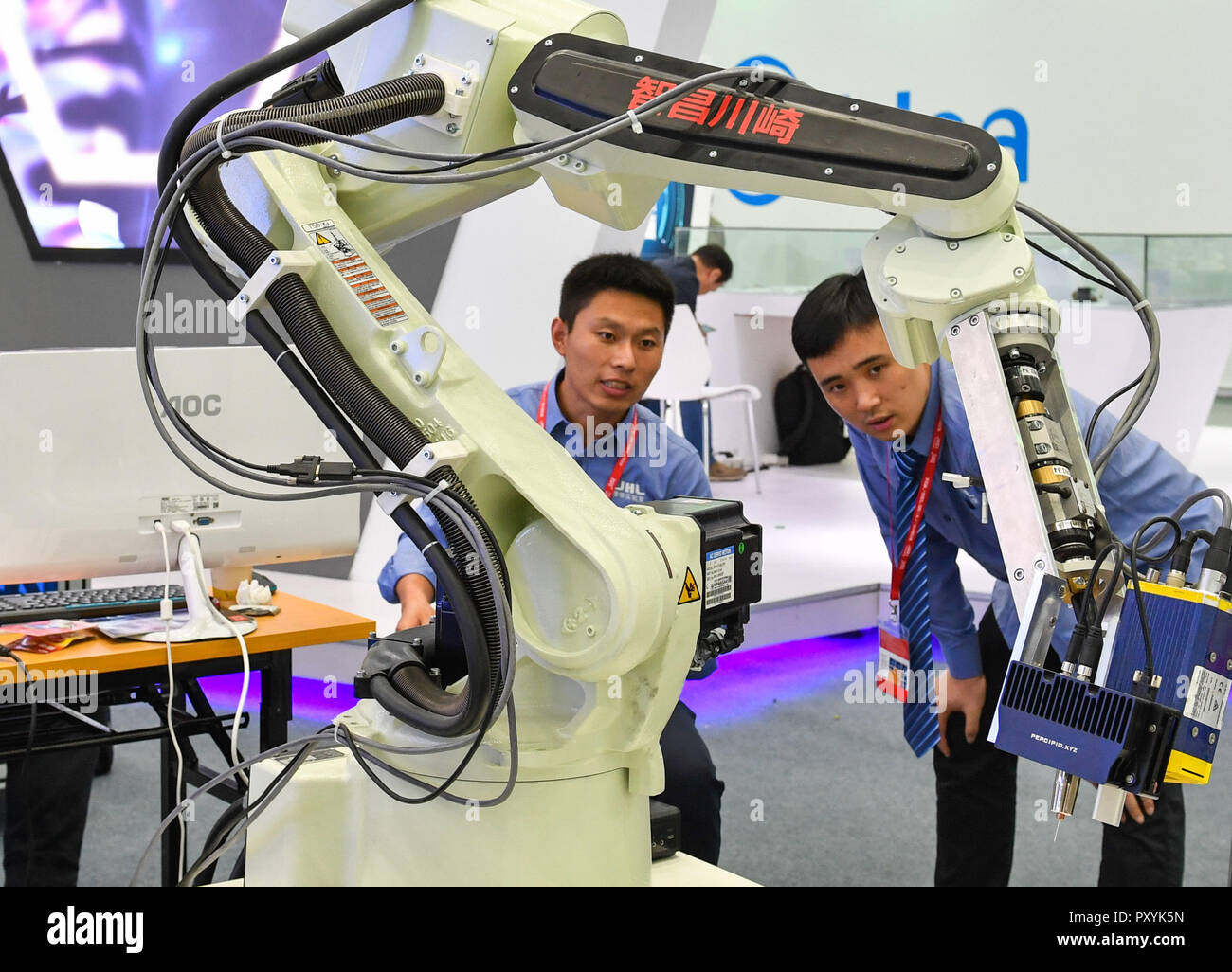 Shunde, China's Guangdong Province. 24th Oct, 2018. Exhibitors adjust precision welding robot during the Internet  Expo at Shunde District of Foshan, south China's Guangdong Province, Oct. 24, 2018. The 4th Internet  Expo kicked off here on Wednesday. This year's expo consists of six major parts, respectively 'Internet Plus' Frontier Technology, Digital Business, Digital Life, Innovation and Startups, Robotics and Intelligent Manufacturing and Robots. The expo brings together more than 650 companies from around the world. Credit: Chen Liqun/Xinhua/Alamy Live News Stock Photo