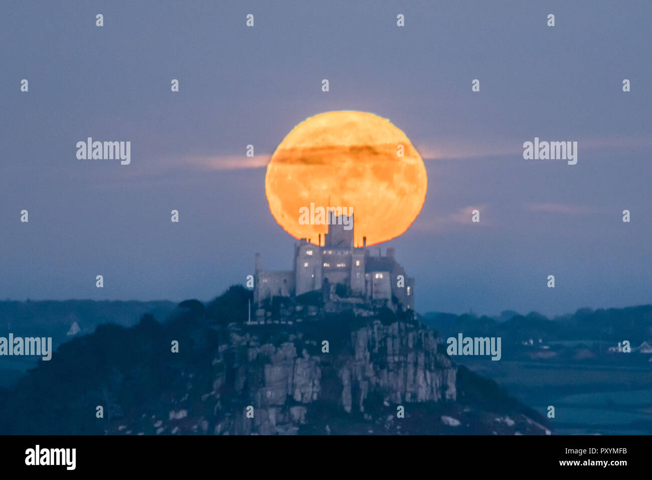 Newlyn, Cornwall, UK. 24th Oct, 2018. UK Weather. The full Hunters moon rises behind St Michaels Mount on a calm and mild autumn evening. Credit: Simon Maycock/Alamy Live News Stock Photo