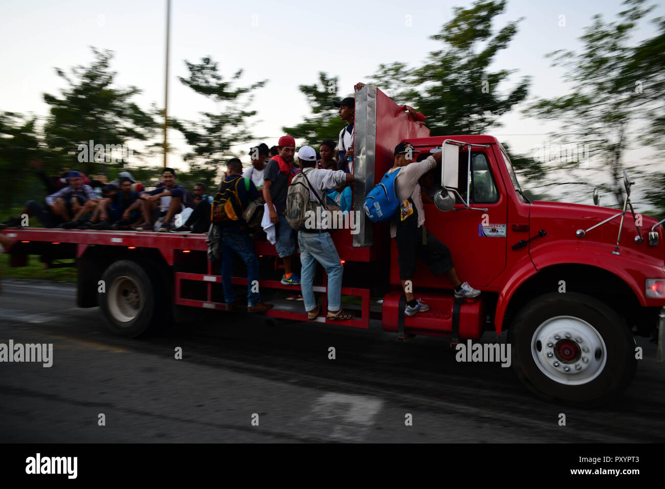 Mapastepec, Chiapas, Mexico. 24th Oct, 2018. Thousands of Central American migrants continued their journey toward the US border Thursday, reaching the coastal town of Mapastepec, in Chiapas, Mexico, An estimated 7,200 migrants from Honduras and other countries have pressed on, sleeping on roads, traveling on rafts, going without food and water and facing police and threats from President Trump, who called them a ''threat'' and vowed to send tropps to the border with Mexico. Credit: Miguel Juarez Lugo/ZUMA Wire/Alamy Live News Stock Photo