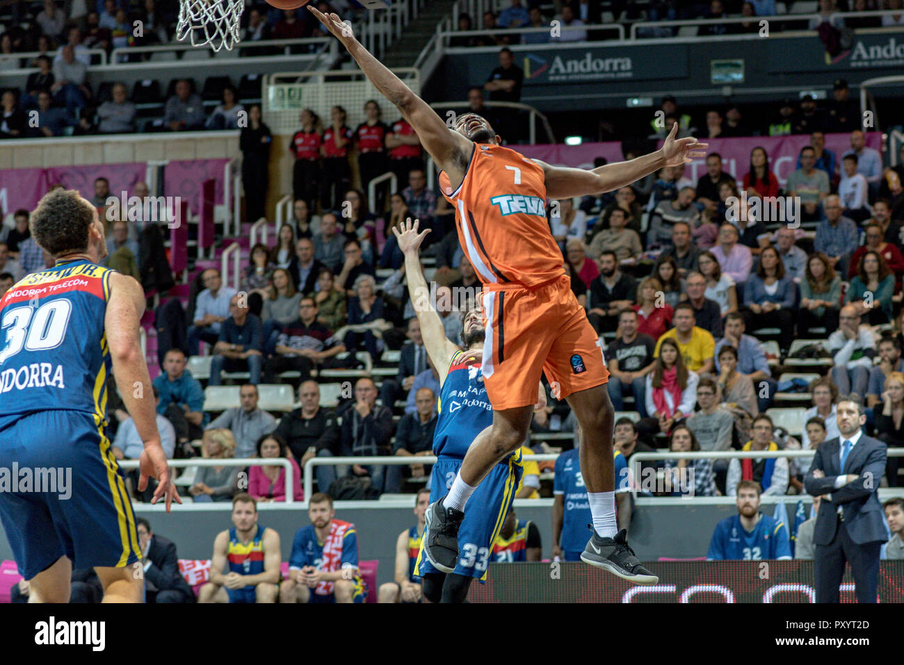 Andorra. 24th October, 2018. Ryan Thompson of the Ratiopharma dunks the ball before the defense of Mora Banc Andorra. EURO CUP game between Morabanc Andorra BC and ratiopharm Ulm at Poliesportiu d´ Andorra Stadium on October 24, 2018 in Andorra La Vella. Stock Photo