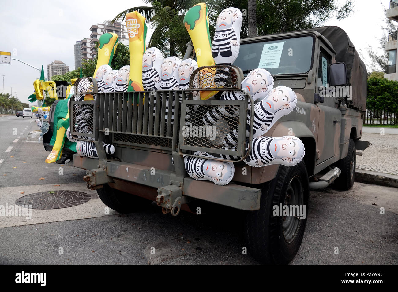 Rio De Janeio, Brazil. 17th Oct, 2018. Inflatable dolls on a military jeep show the imprisoned ex-president Lula da Silva in convict uniform. Many Brazilians also want to vote for the right-wing populist Bolsonaro out of frustration over the corruption under Lula. (to dpa report 'Before the presidential run-off election in Brazil' of 25.10.2018) Credit: Denis Düttmann/dpa/Alamy Live News Stock Photo