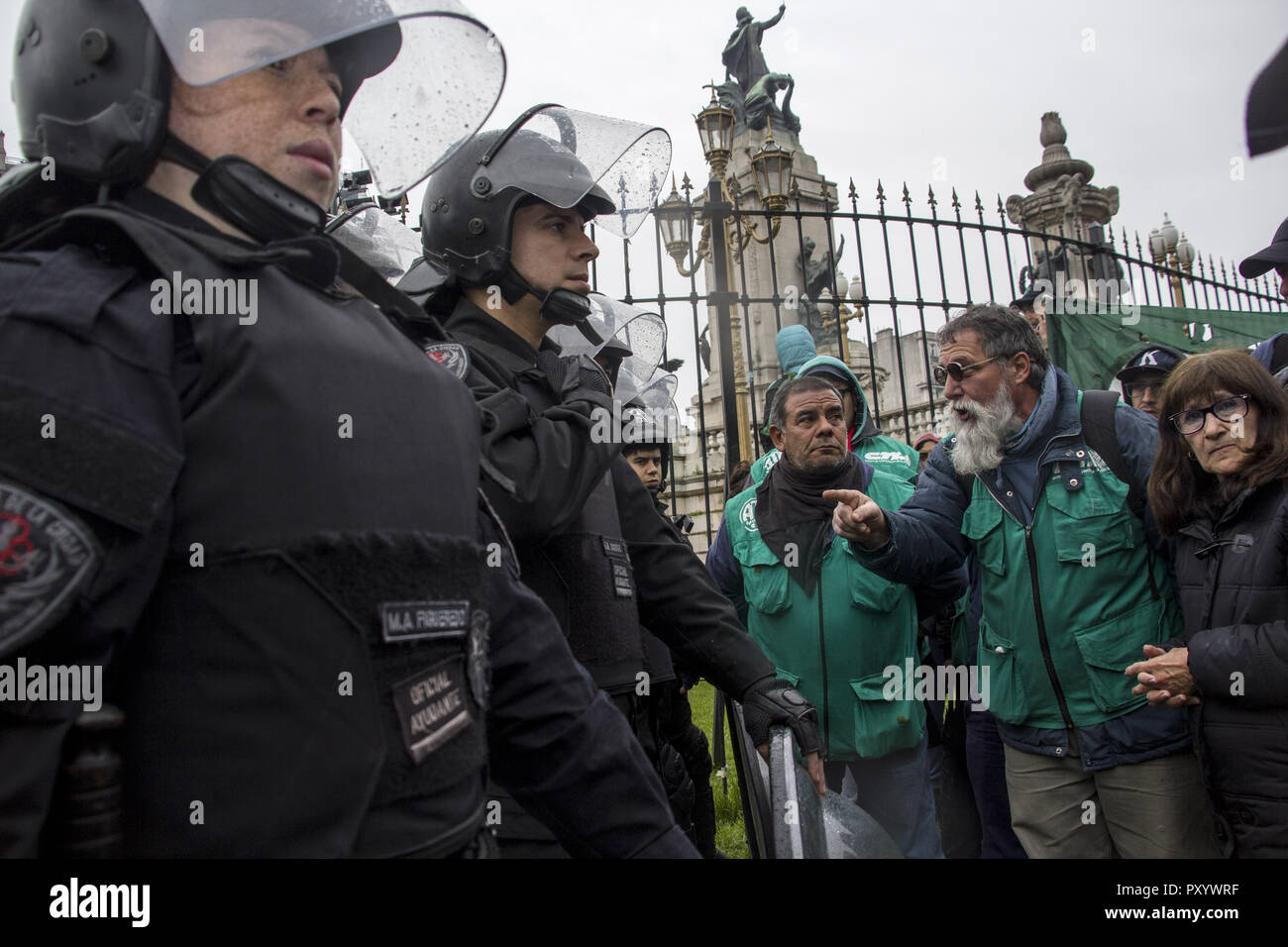 Buenos Aires, Federal Capital, Argentina. 24th Oct, 2018. Security cordon in the vicinity of the Argentine National Congress while the session was held in the interior of the venue to discuss the 2019 Budget. Credit: Roberto Almeida Aveledo/ZUMA Wire/Alamy Live News Stock Photo