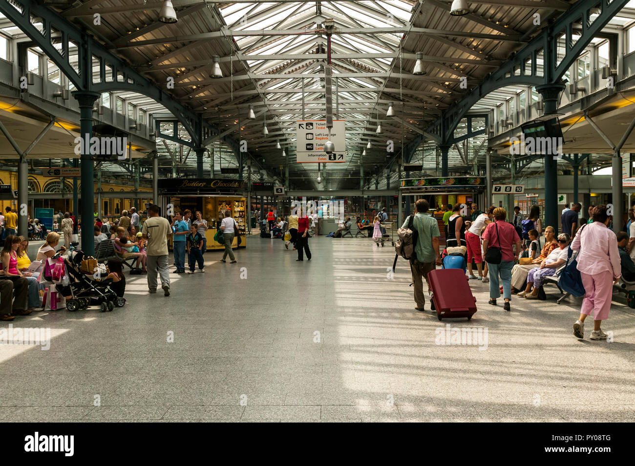 Train platform at Heuston Station Stock Photo - Alamy