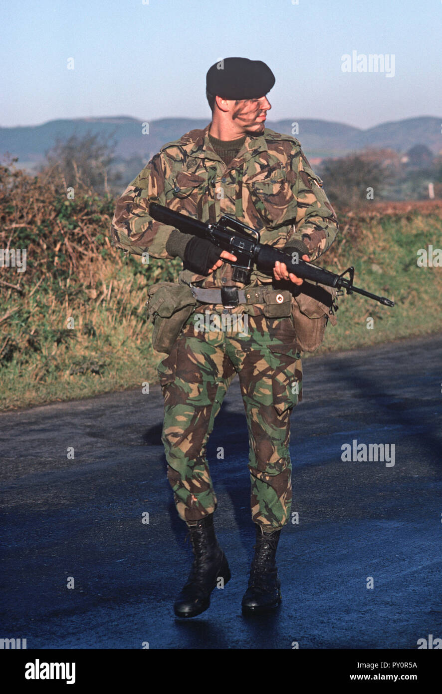 British Army soldier on patrol in South Armagh during The Troubles, 1985, Northern Ireland Conflict, Northern Ireland, 1980s Stock Photo
