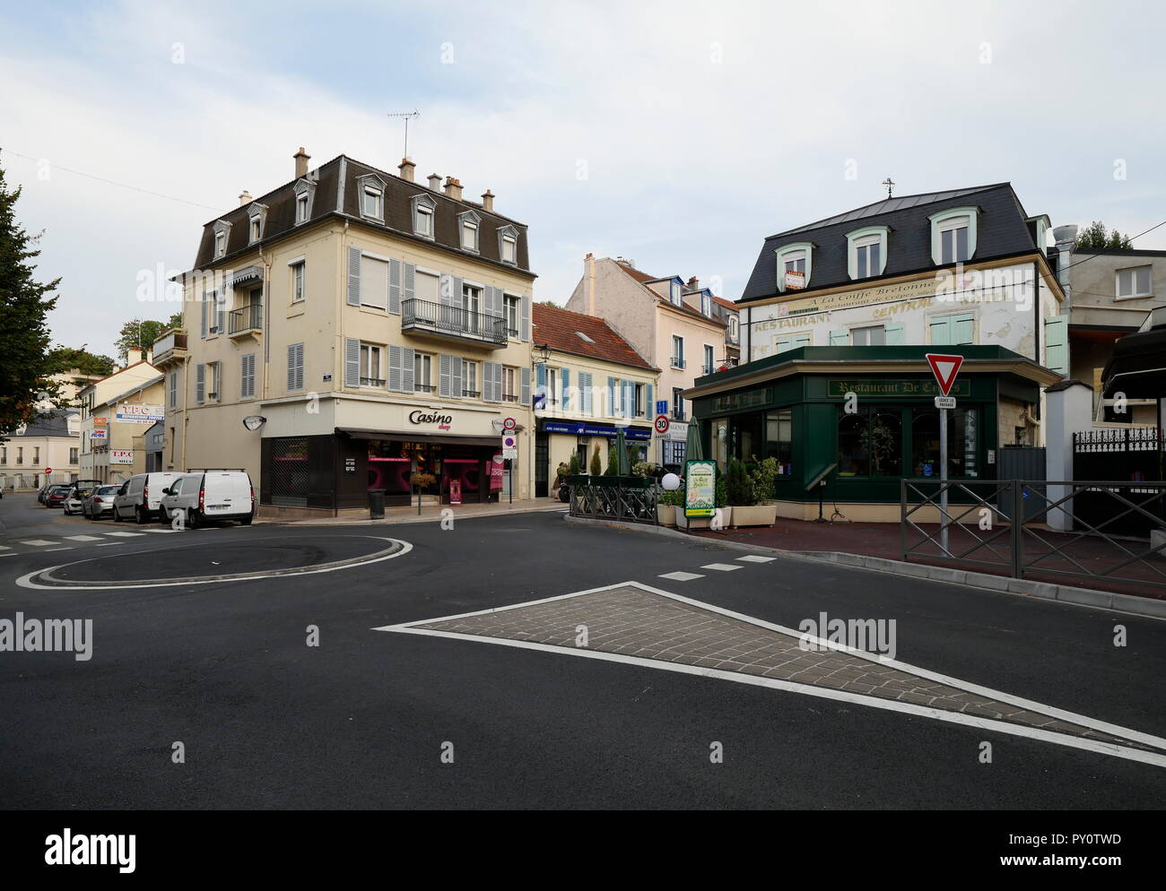 AJAXNETPHOTO. BOUGIVAL, FRANCE. - VILLAGE CENTRE - BOUGIVAL CENTRE AS IT IS TODAY. PHOTO:JONATHAN EASTLAND/AJAX REF:GX8 181909 443 Stock Photo