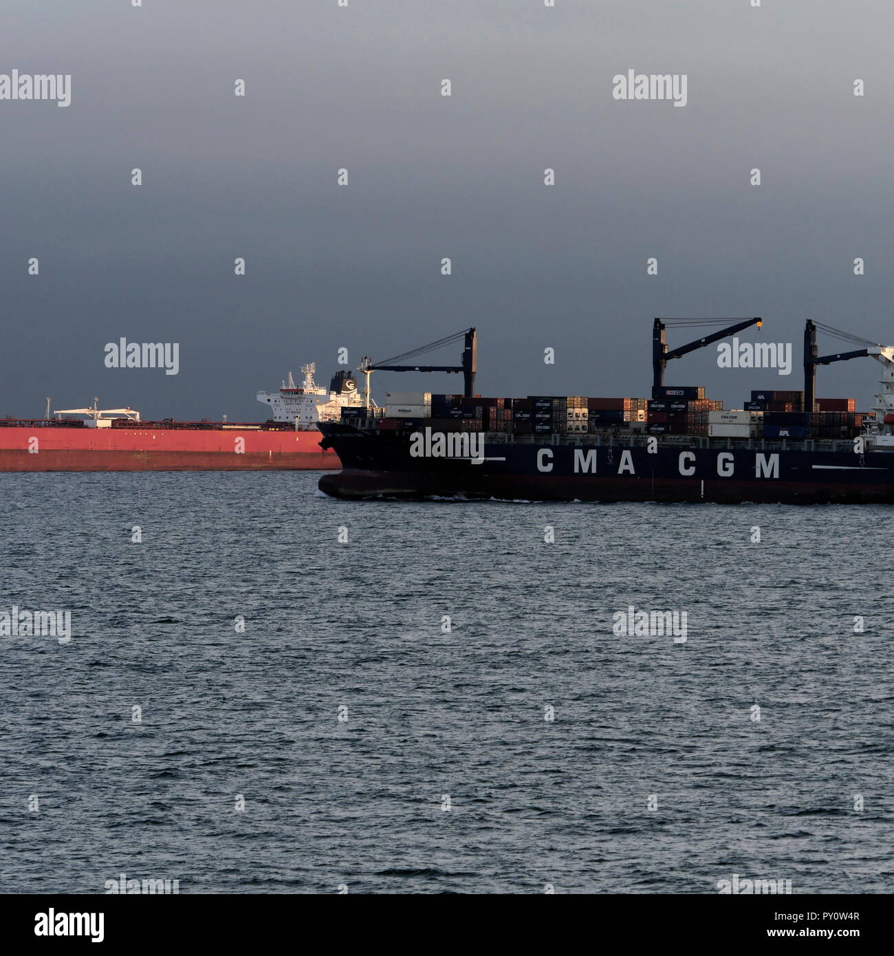 AJAXNETPHOTO. 2018. DUNKERQUE, FRANCE. - UNDER WAY - CMA CGM CONTAINERSHIP AFRICA TWO HEADS OUT INTO THE CHANNEL IN EARLY MORNING LIGHT, ABOUT TO CROSS AHEAD OF THE BULKER STI BROADWAY ANCHORED IN THE ROADS. PHOTO:JONATHAN EASTLAND/AJAX REF:GX8 181909 285 Stock Photo