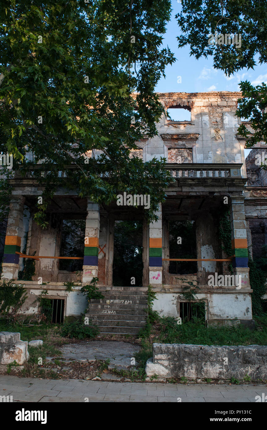 Bosnia: palace bombed during the 1992-1995 Bosnian War facing the  Zrinjski City Park, a public park on the western side of the city of Mostar Stock Photo