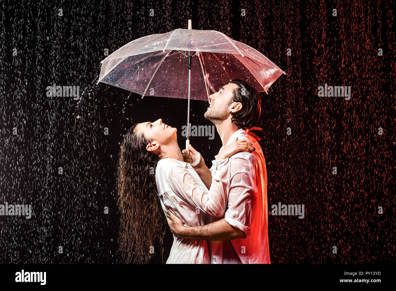 Песня дождь и двое в путь. Под дождем. Влюблённые под дождём. Двое под дождем. Влюбленная пара под дождем.