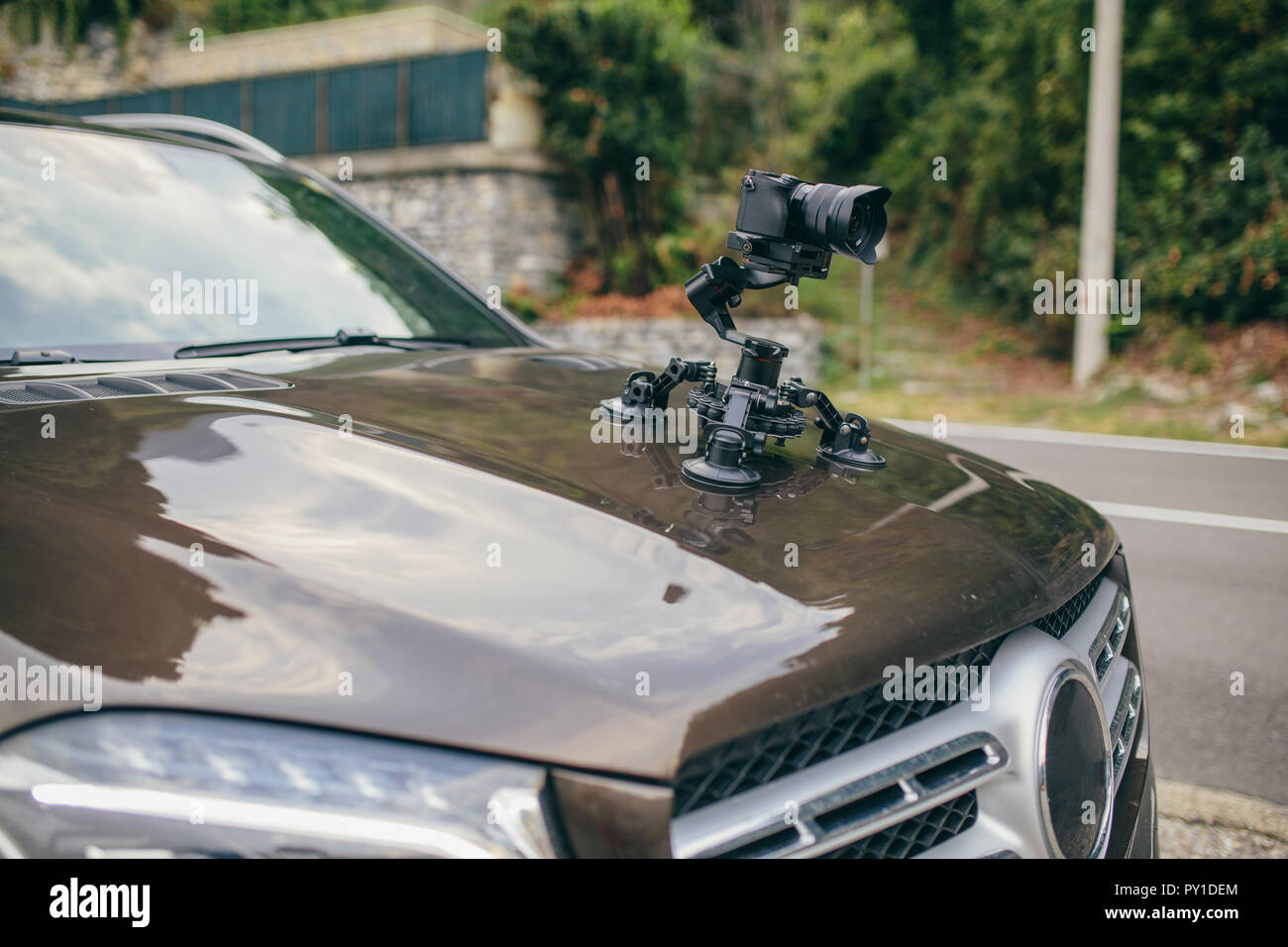 Camera gimbal on the car steadicam keeps on suckers on the auto car