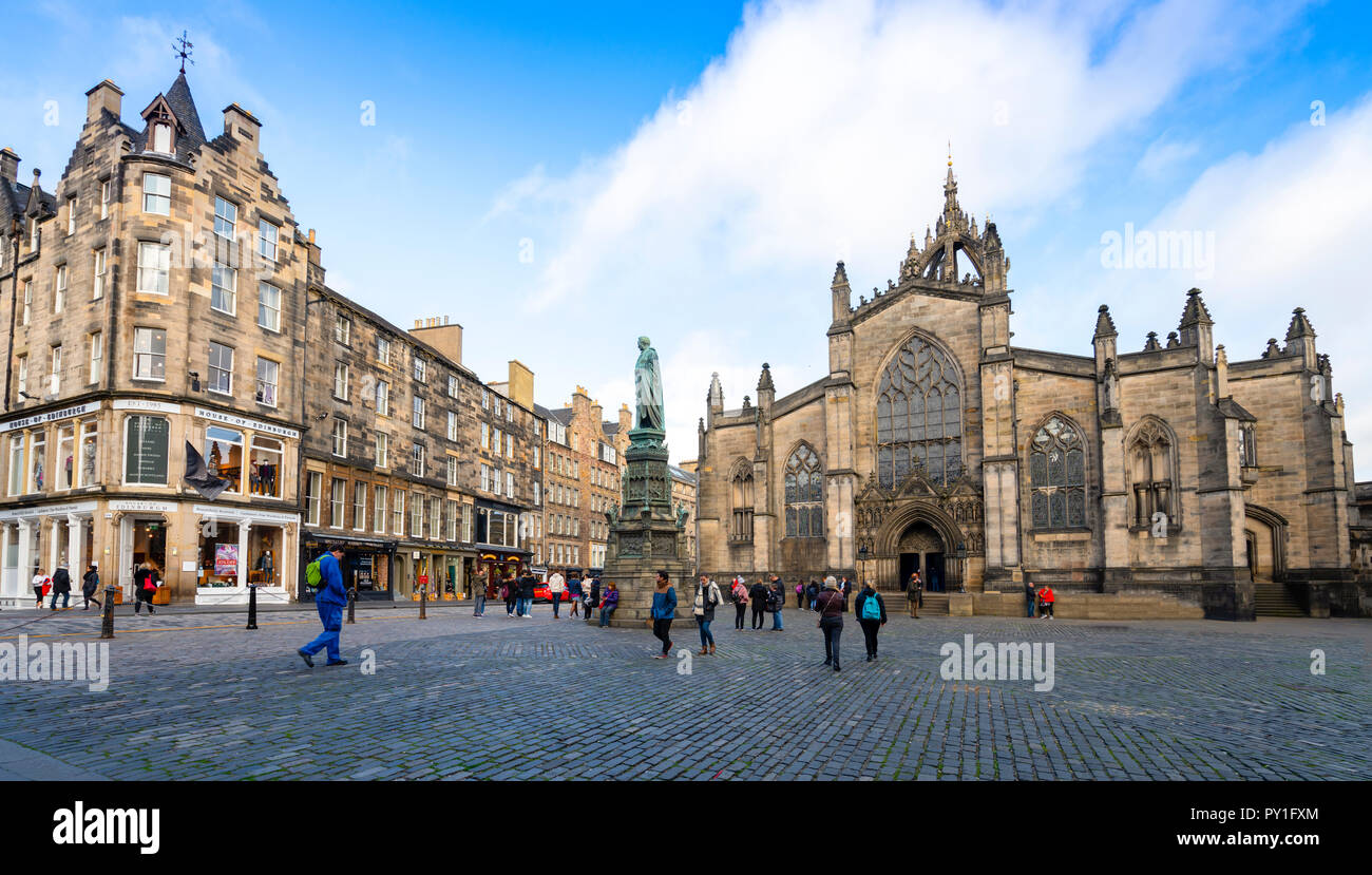 View of Parliament Square and St Giles Cathedral on the Royal Mile in Edinburgh Old Town, Scotland, UK Stock Photo