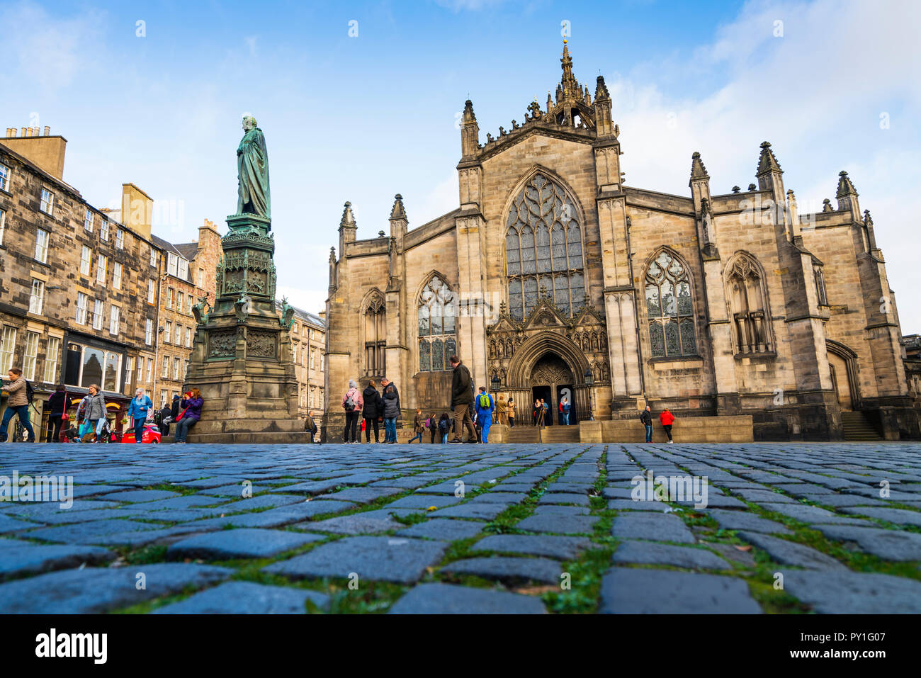 View of cobblestones in Parliament Square and St Giles Cathedral on the Royal Mile in Edinburgh Old Town, Scotland, UK Stock Photo