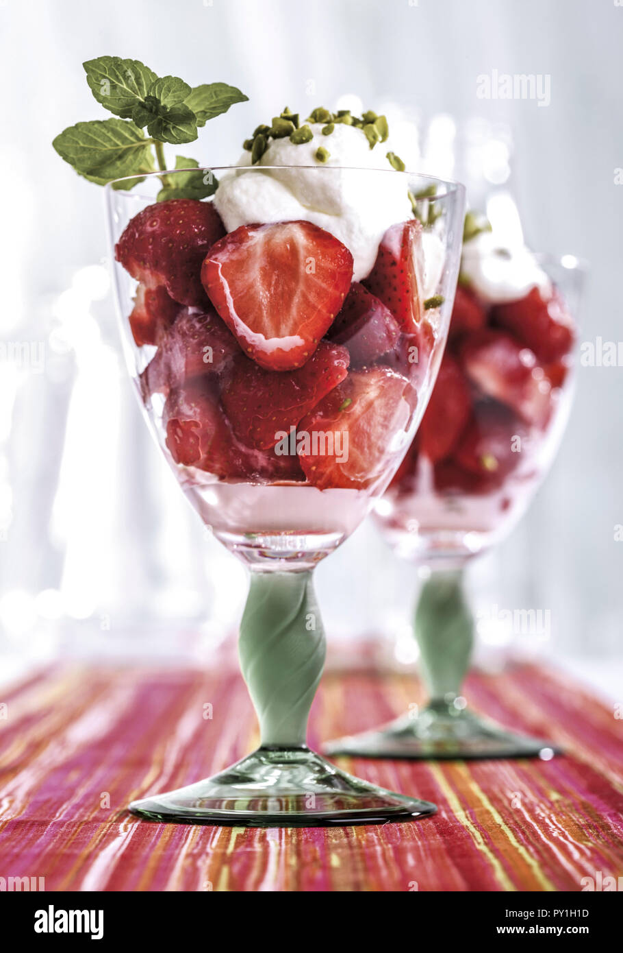 Erdbeeren mit Sahne in Glaesern Stock Photo