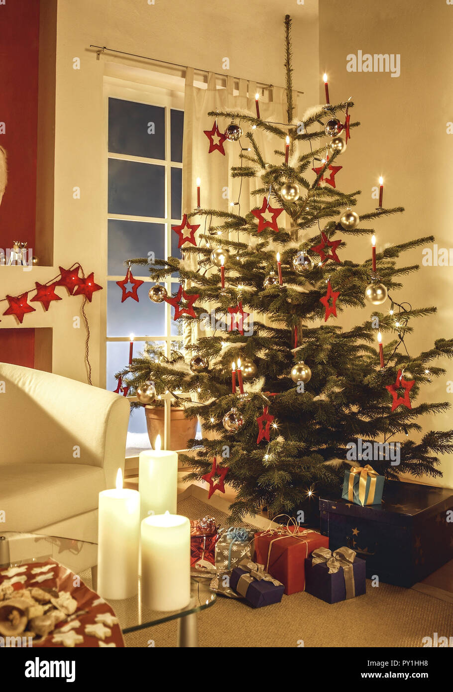 Weihnachtsbaum in Wohnung Stock Photo