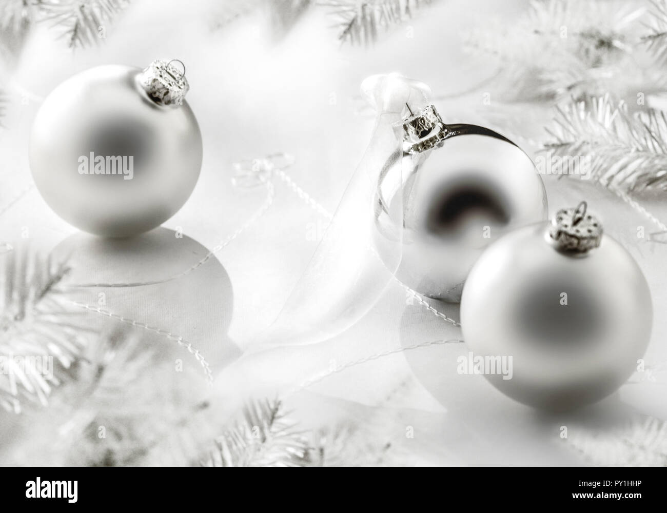 Silberne Christbaumkugeln, Federn Stock Photo Alamy