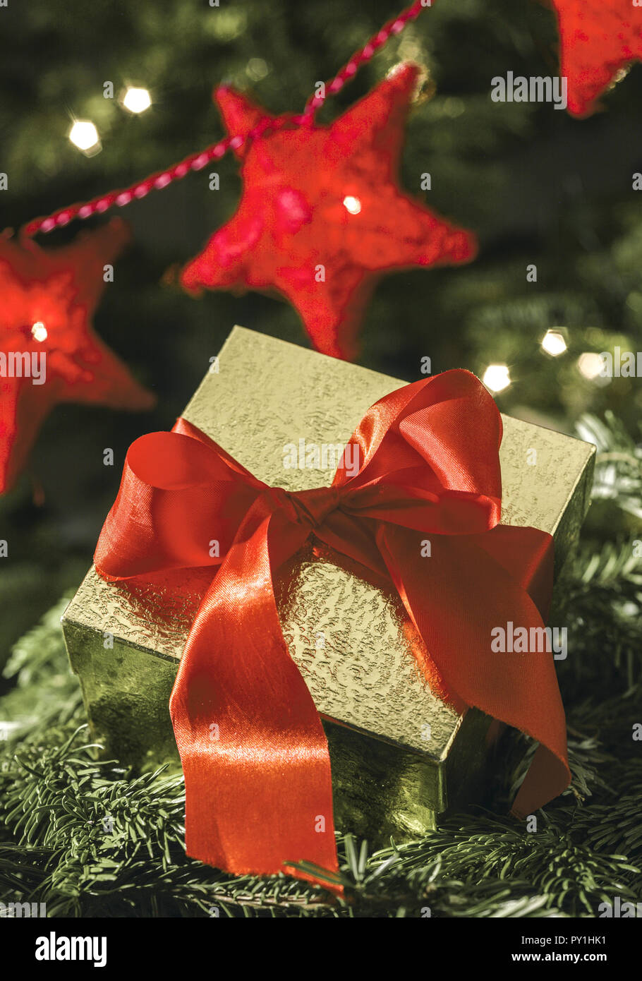 Paeckchen mit roter Schleife, rote Sterne, weihnachtlich Stock Photo