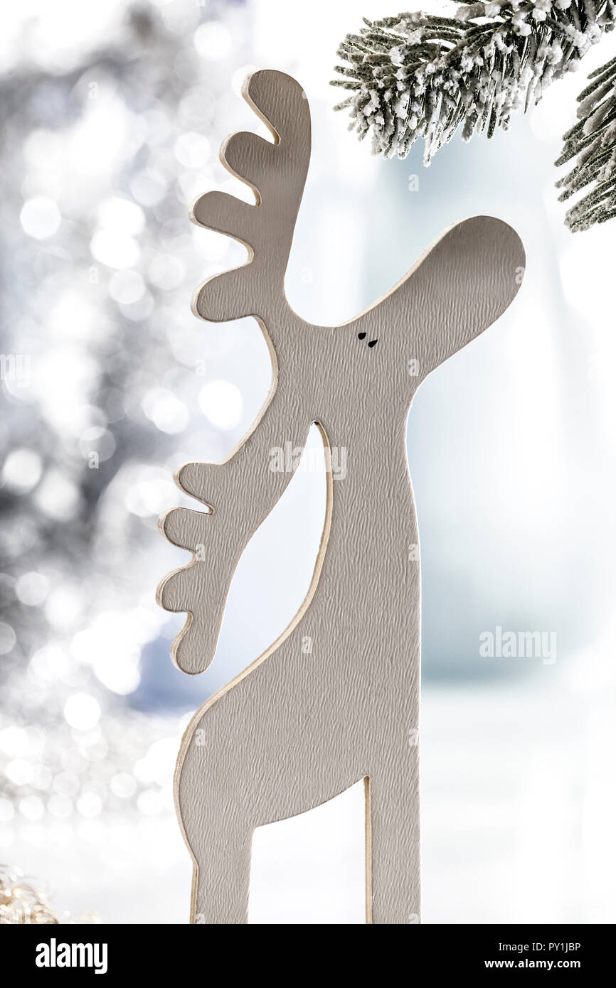Weisse Holzfigur Elch, weihnachtlich Stock Photo