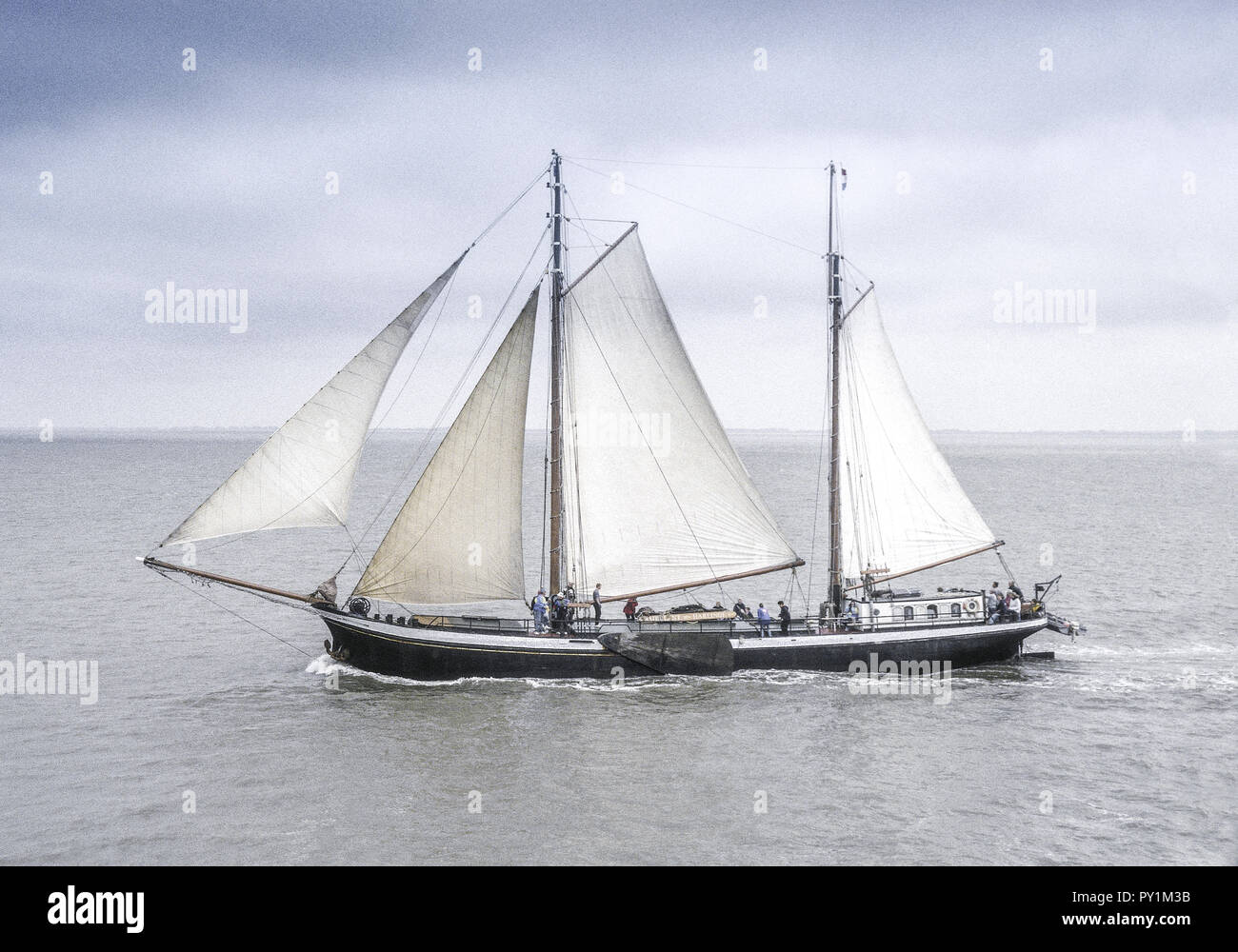 Altes Segelschiff, Zweimaster, auf dem Meer Stock Photo