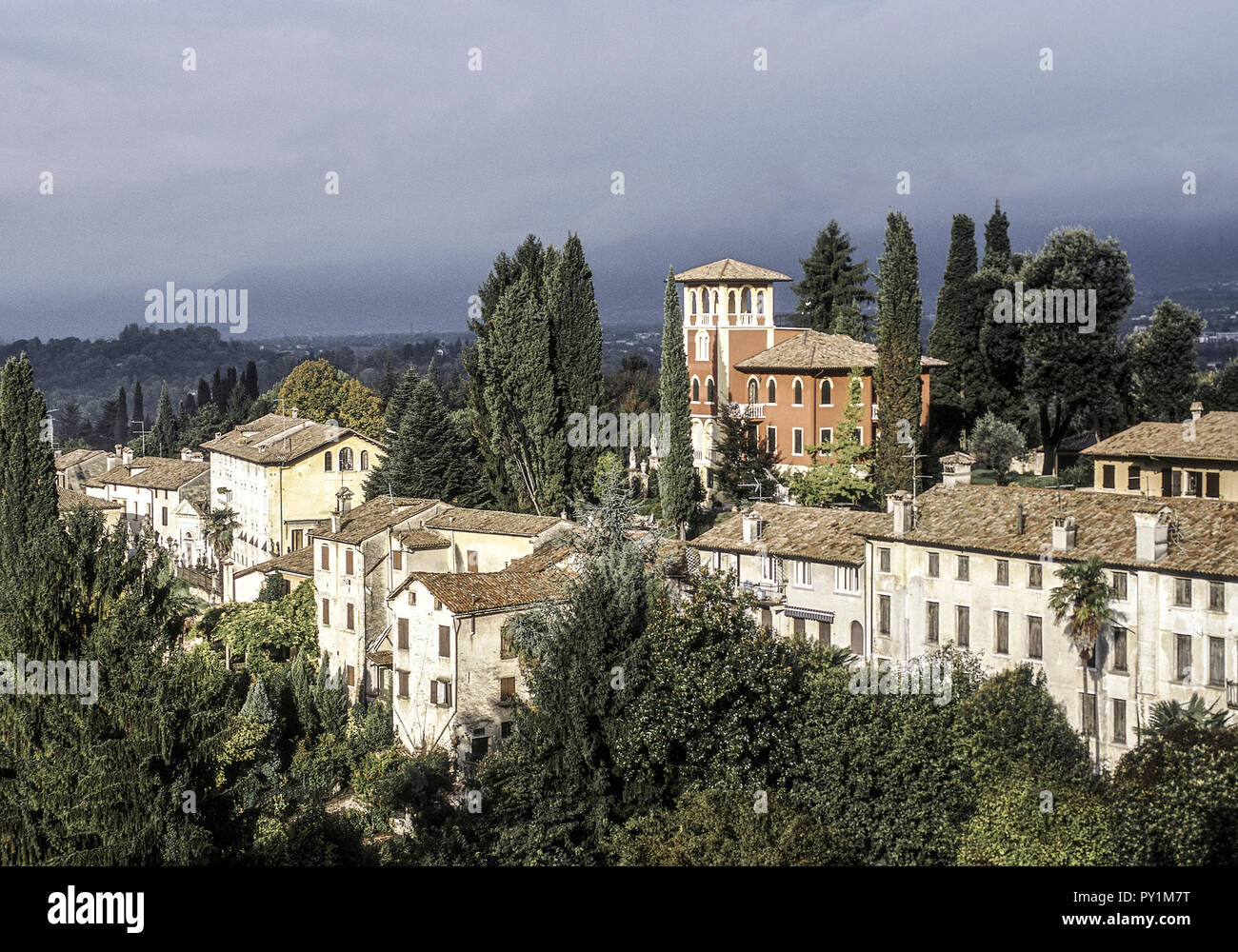 Asolo, Venetien, Altstadt in gruener Landschaft, Italien Stock Photo