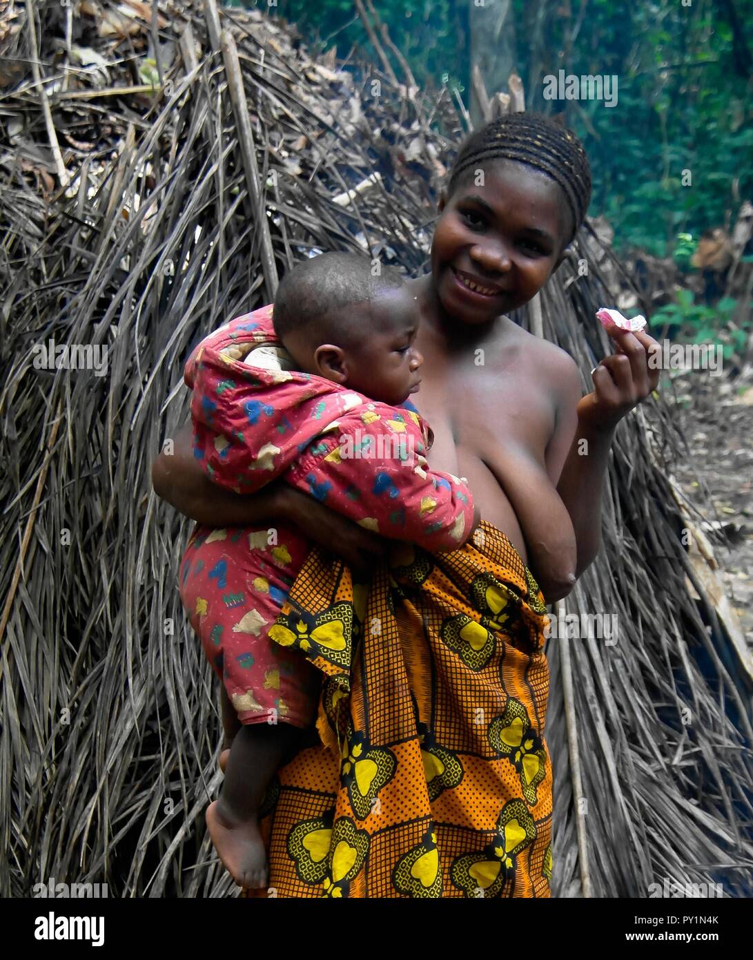 Portrait of Baka pigmy woman with child - 04-03-2014 Dja Reserve, Cameroon Stock Photo