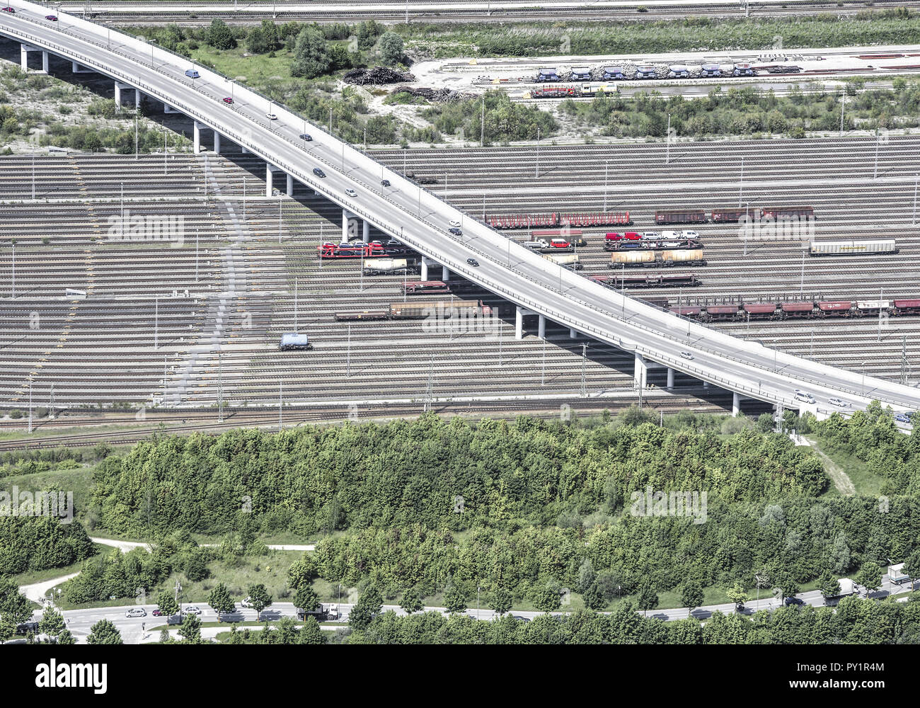 Strassenbruecke ueber Eisenbahnschienen, Luftaufnahme Stock Photo
