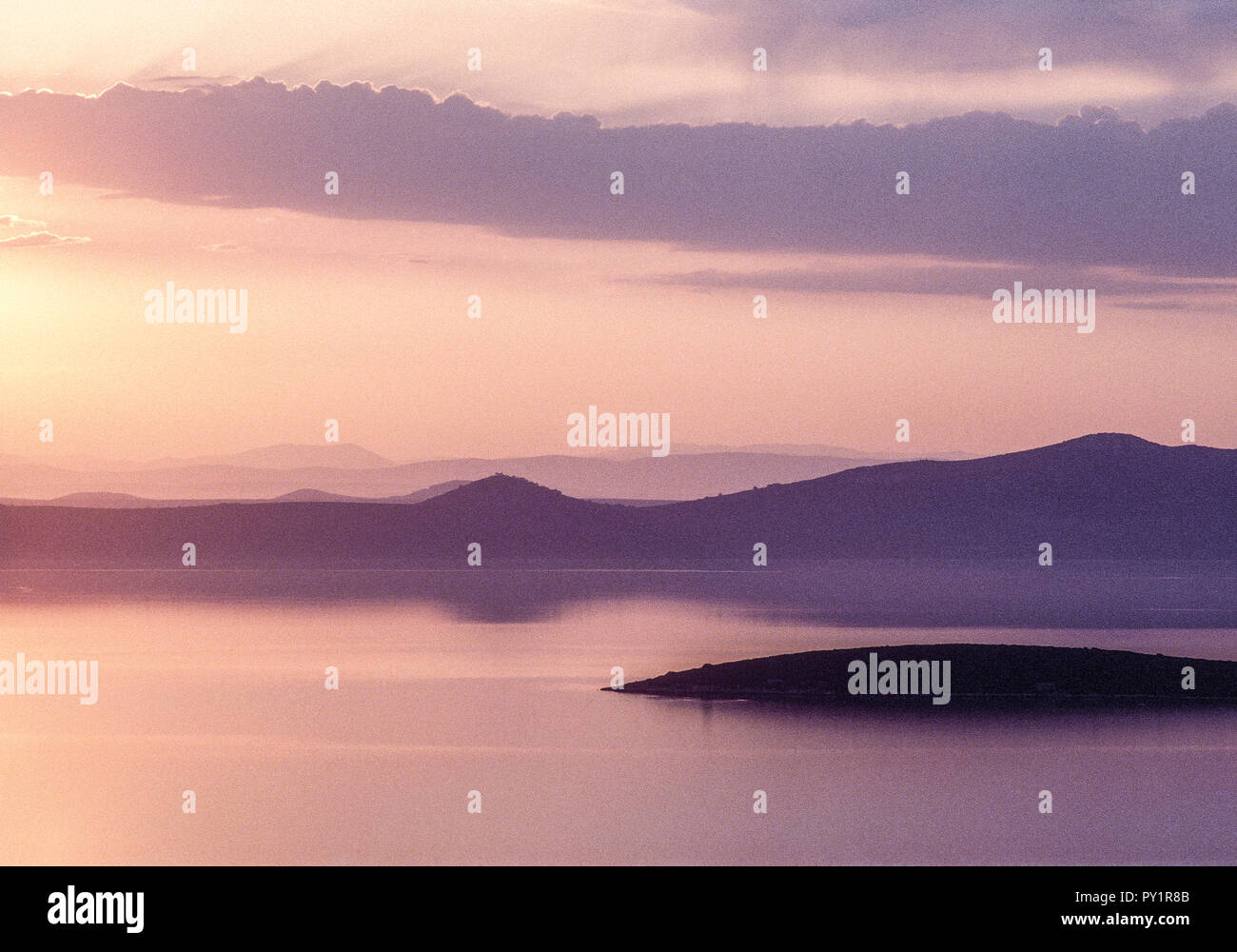 Sonnenuntergang am Meer, Berge, Dalmatien, Kroatien Stock Photo