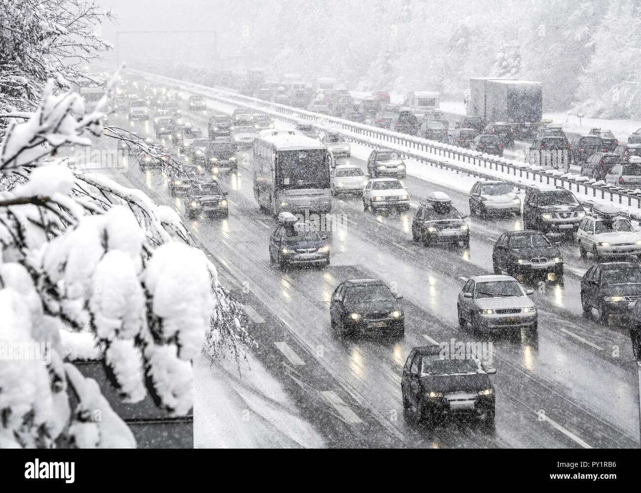 Stau auf Autobahn bei Schneefall im Winter Stock Photo Alamy