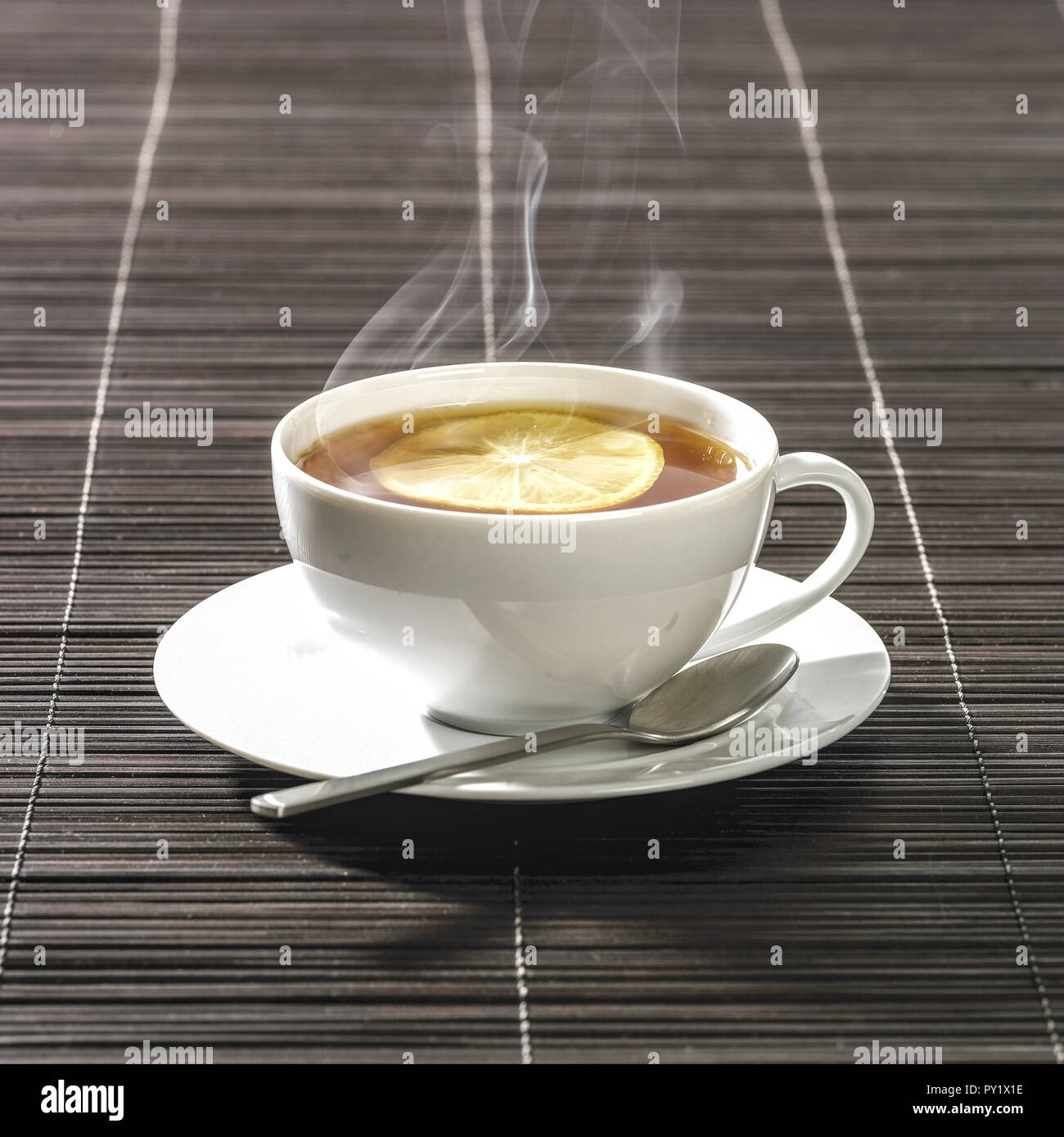 Tasse Schwarztee mit Zitronenscheibe Stock Photo