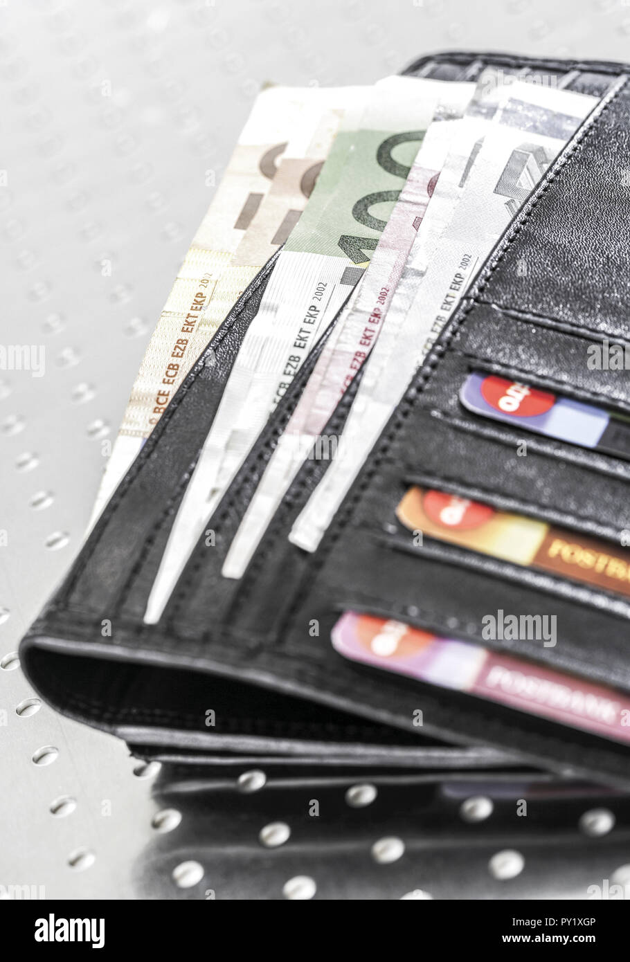 Brieftasche mit Geldscheinen und Kreditkarten Stock Photo