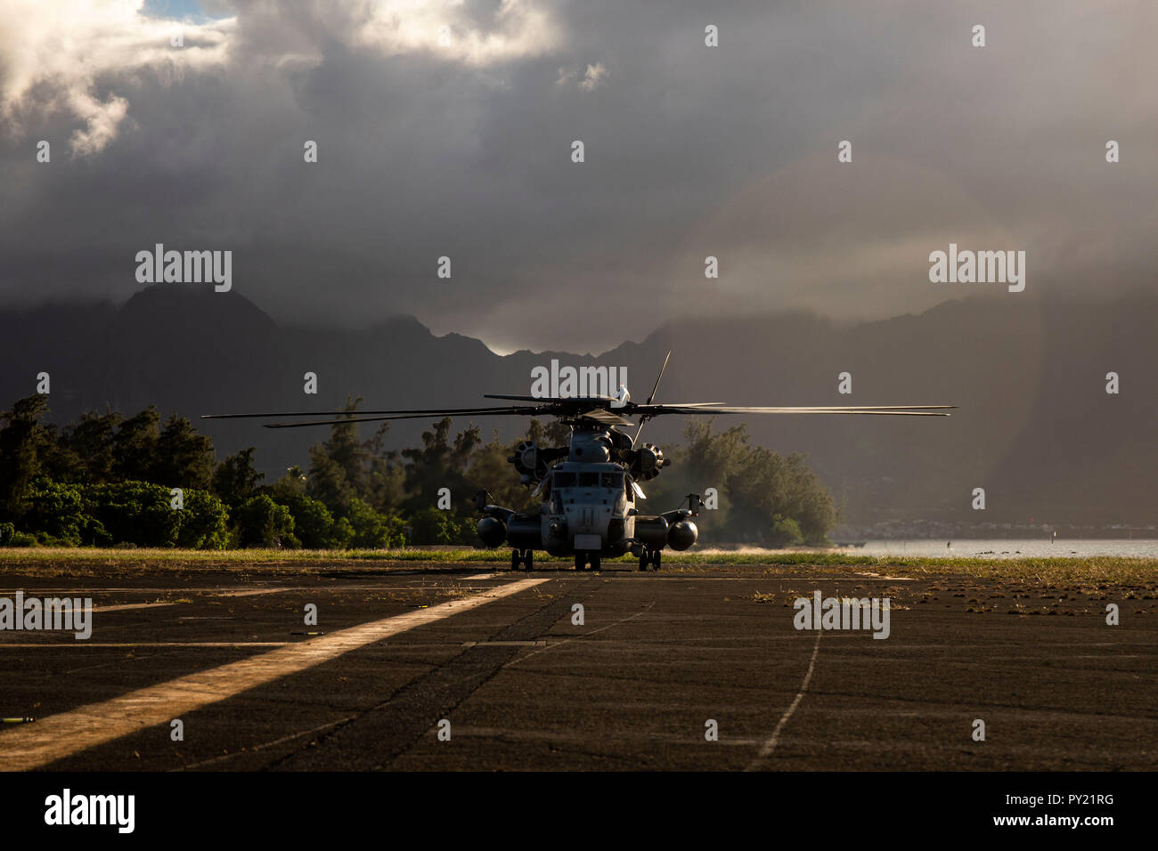 A U.S. Marine Corps CH-53E Super Stallion with Marine Heavy Helicopter Squadron 463, Marine Aircraft Group 24, prepares to conduct Chemical, Biological, Radioactive and Nuclear Environment (CBRNE) helicopter support team training, Marine Corps Air Station Kaneohe Bay, Oct. 22, 2018. The flight was conducted to produce readiness within the squadron. (U.S. Marine Corps photo by Cpl. Brendan Custer) Stock Photo