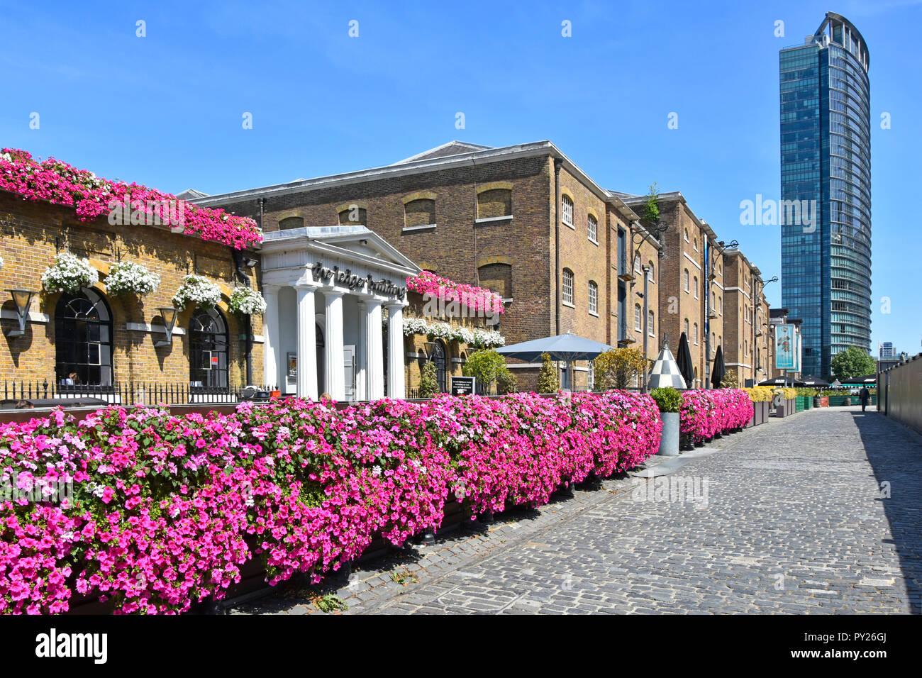 London marriott hotel west india hi-res stock photography and images ...